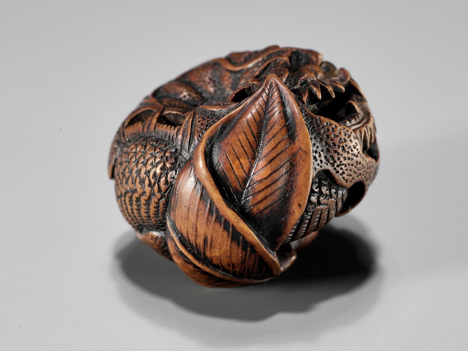 TOYOMASA: A FINE WOOD NETSUKE OF A DRAGON IN A MIKAN - Bild 10 aus 11