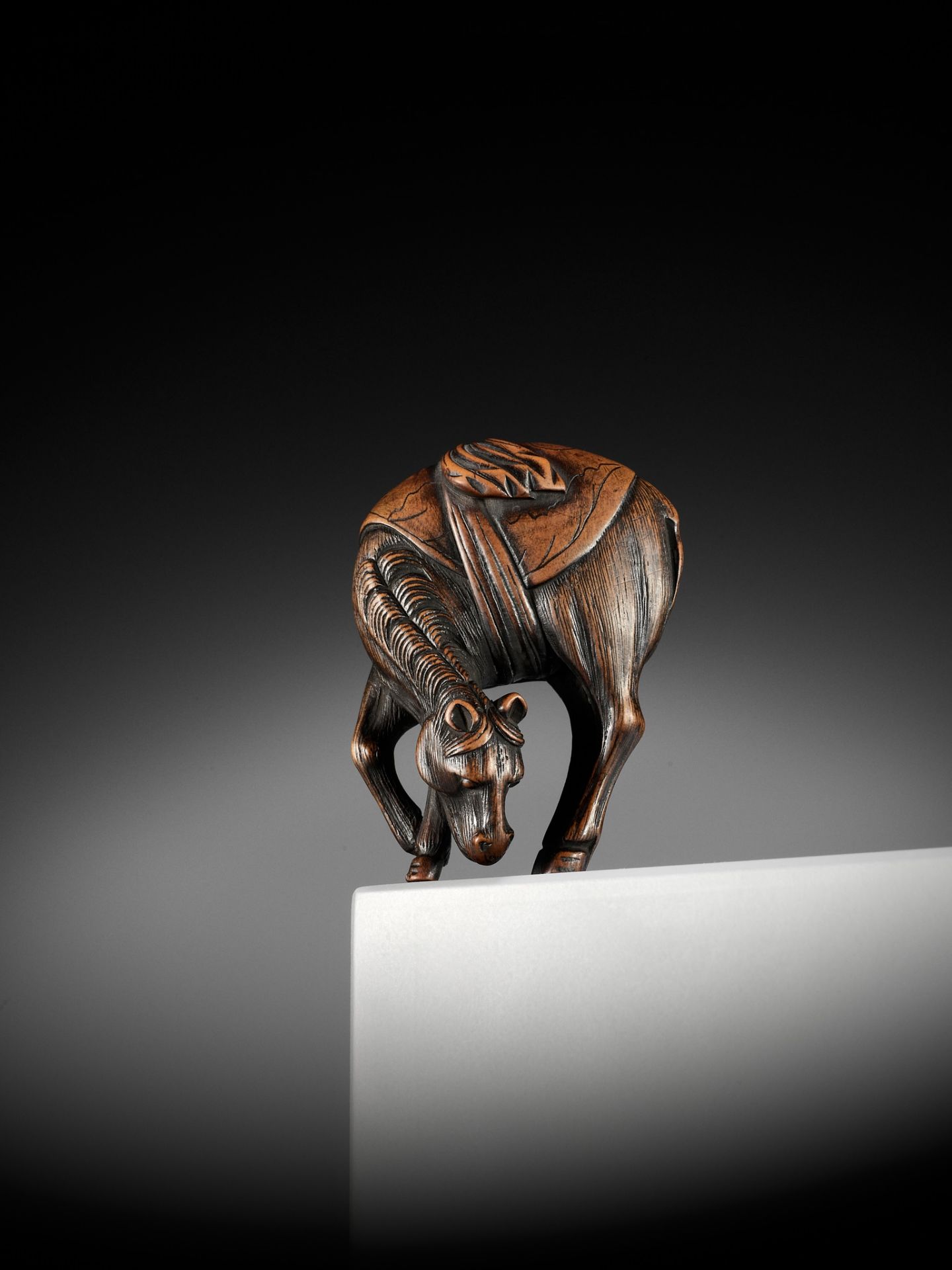 A FINE WOOD NETSUKE OF A GRAZING HORSE - Bild 8 aus 8