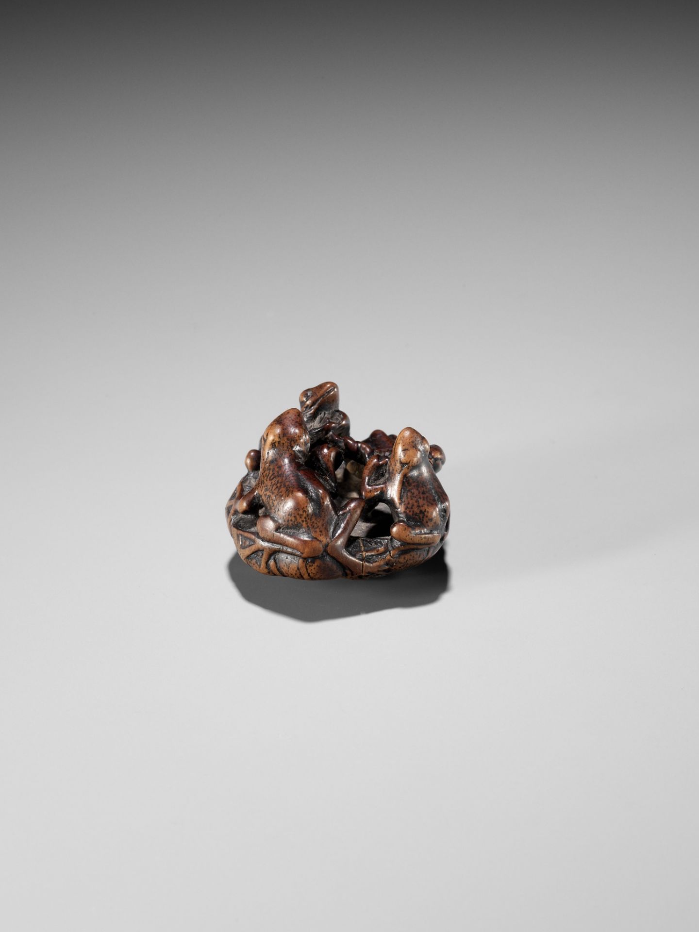 SEIMIN: A FINE WOOD NETSUKE OF A FROGS ON A LOTUS LEAF - Bild 8 aus 12