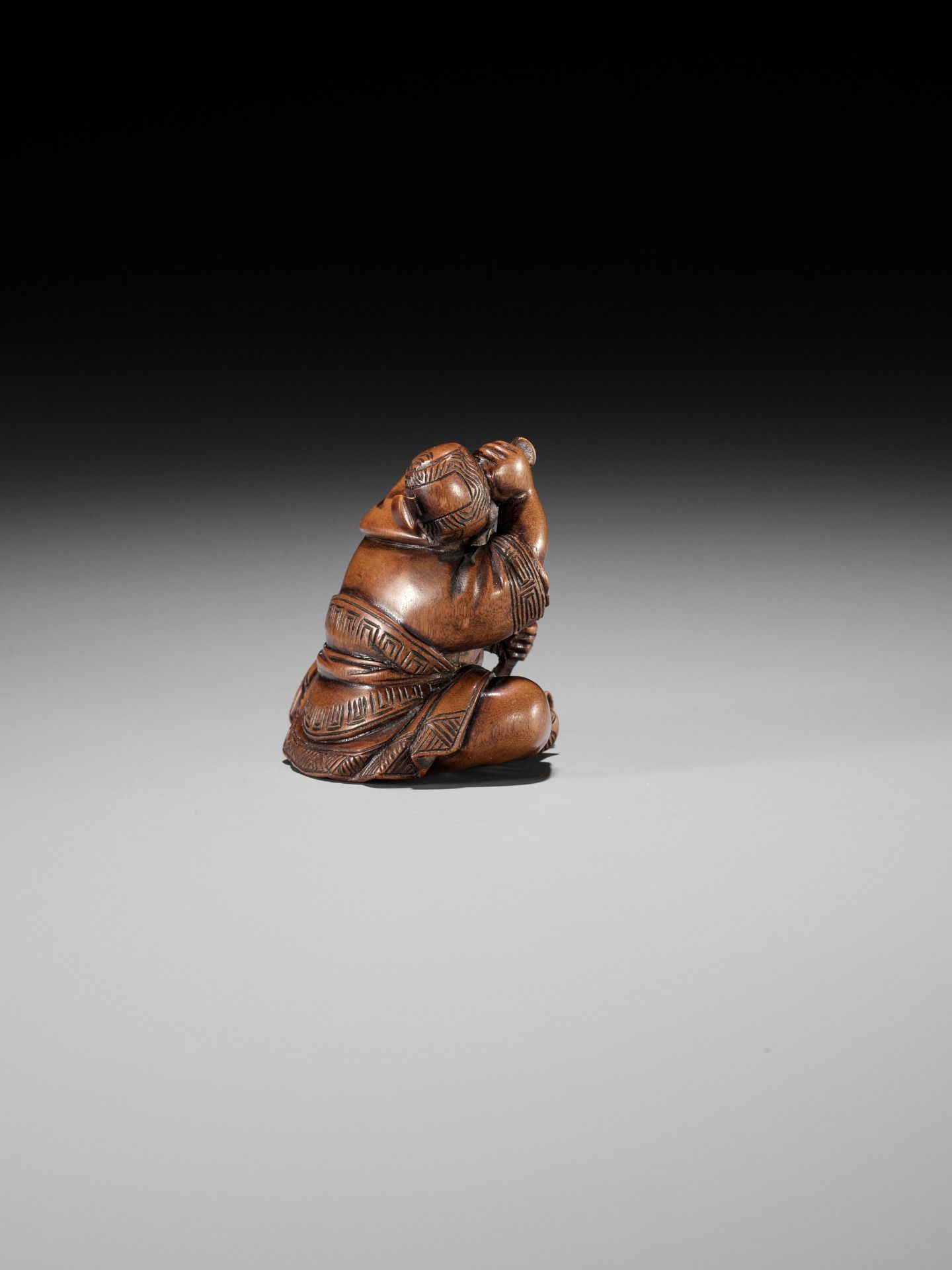 MASANAO: A RARE WOOD NETSUKE OF DAIKOKU CARVING A RAT - Bild 9 aus 12