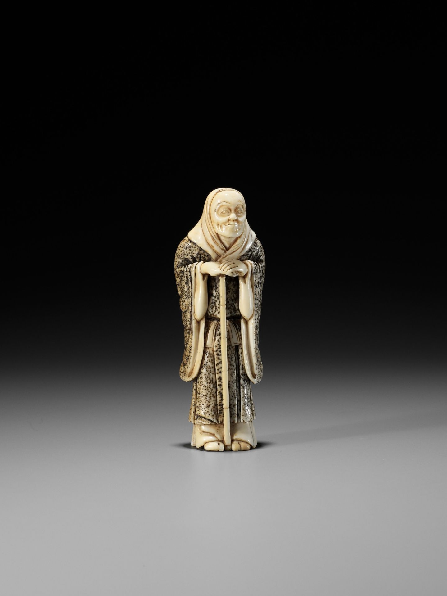 A RARE IVORY NETSUKE OF AN ACTOR IN THE ROLE OF THE FOX PRIEST (HAKUZOSU) - Image 11 of 13