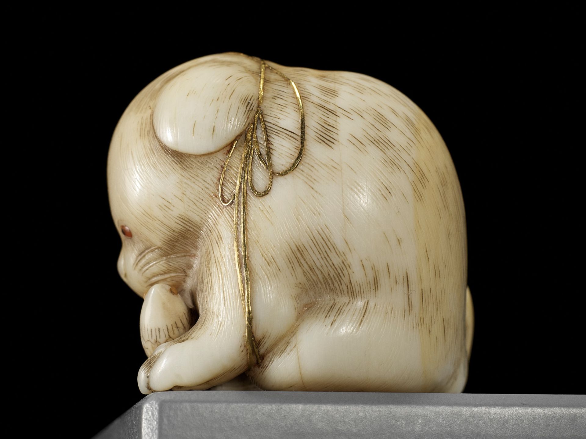 KAIGYOKUSAI MASATSUGU: A SUPERB IVORY NETSUKE OF A PUPPY WITH TOY BIRD - Bild 15 aus 16