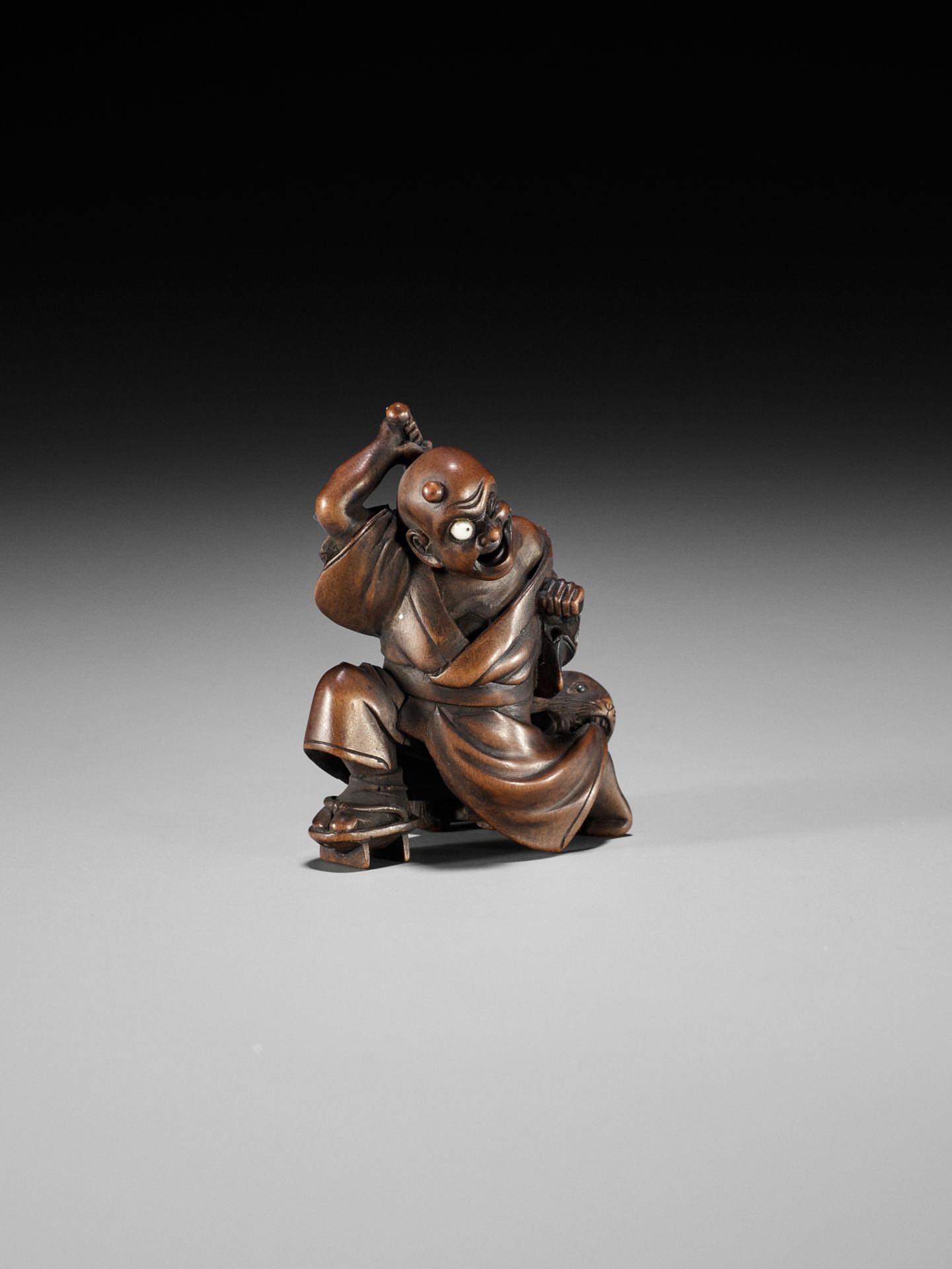 SHOKO: AN AMUSING WOOD NETSUKE OF A BLINDMAN AND PUPPY - Bild 10 aus 12