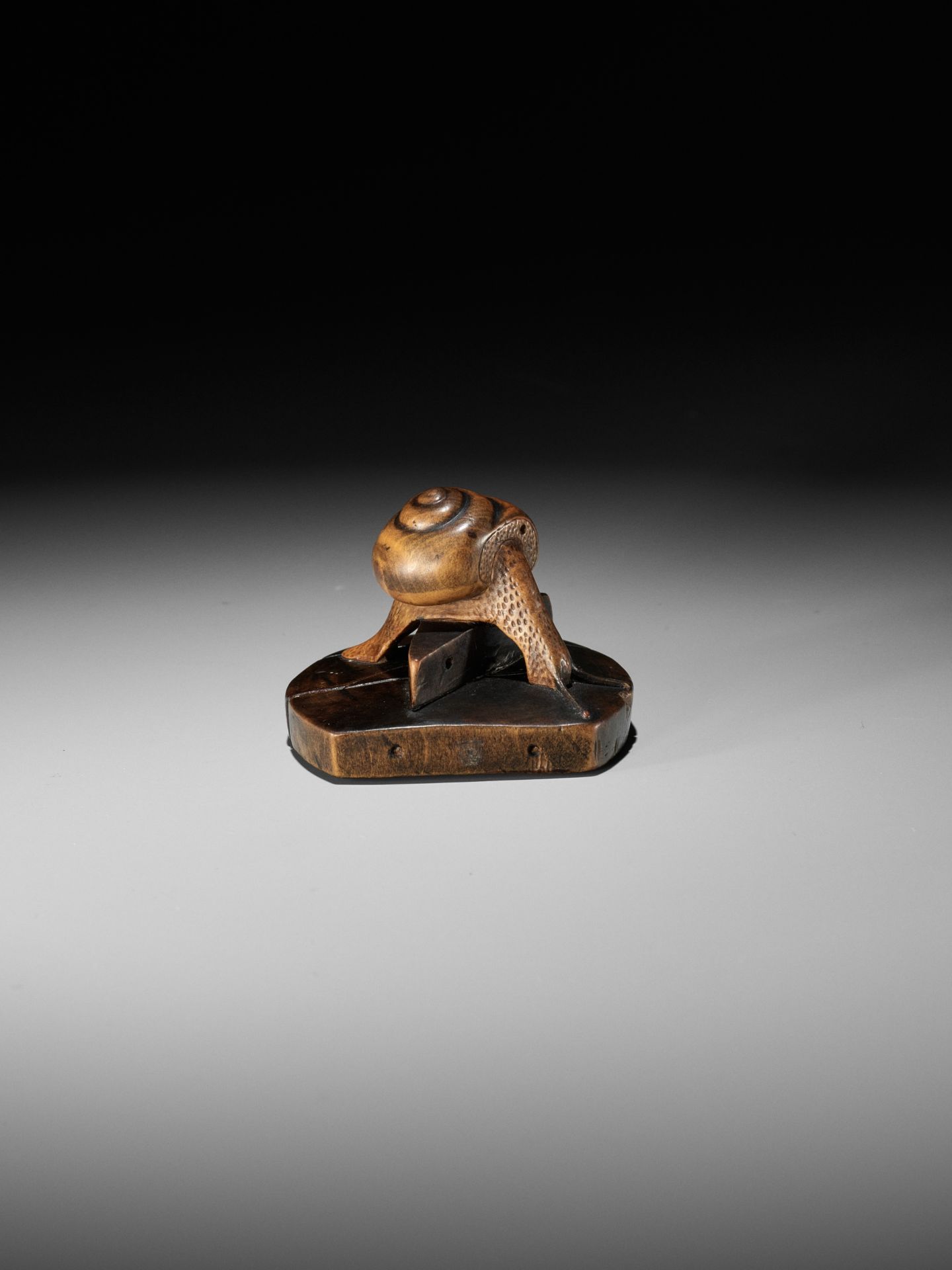 TOMOSHIGE: A RARE WOOD NETSUKE OF A SNAIL ON A WELL BUCKET COVER - Bild 3 aus 13