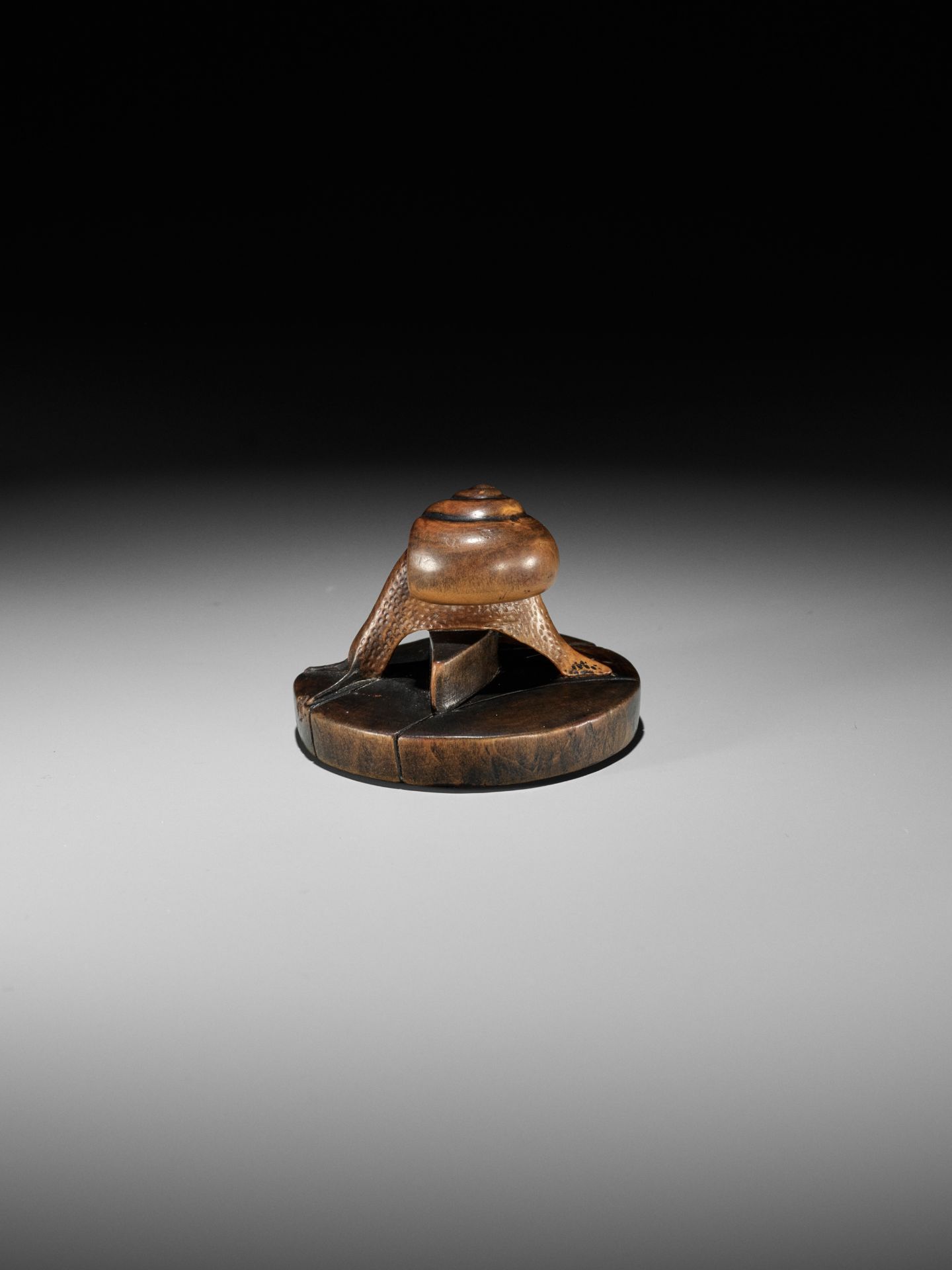 TOMOSHIGE: A RARE WOOD NETSUKE OF A SNAIL ON A WELL BUCKET COVER - Bild 8 aus 13