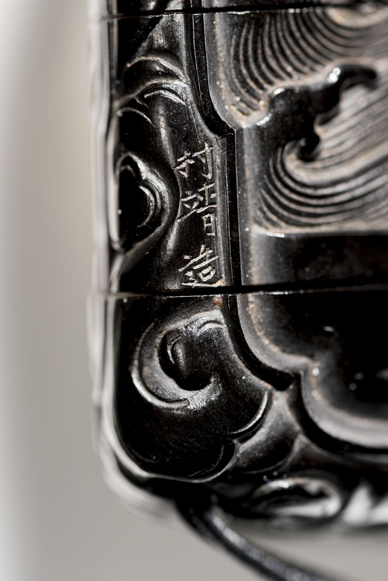 ZONSEI: A FINE TSUIKOKU (CARVED BLACK LACQUER) FOUR-CASE INRO DEPICTING CHORYO AND KOSEKIKO - Image 7 of 7