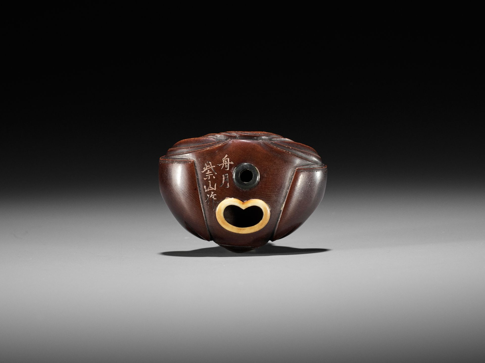 SHUGETSU SHIZAN: A LARGE WOOD NETSUKE OF DARUMA - Bild 9 aus 9