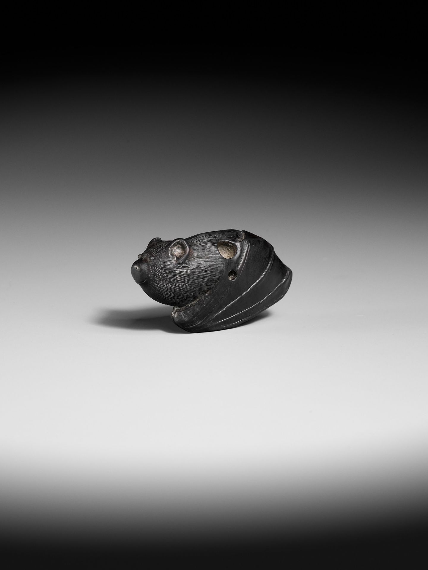 A RARE EBONY NETSUKE OF A BAT - Bild 6 aus 9