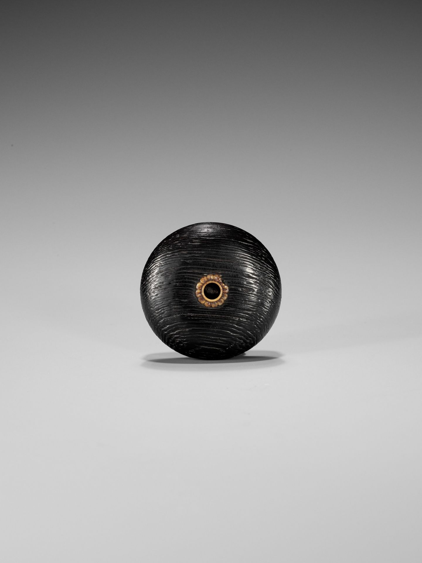 A DARK WOOD KAGAMIBUTA NETSUKE WITH A SHAKUDO PLATE DEPICTING SPARROWS IN BAMBOO - Image 3 of 8