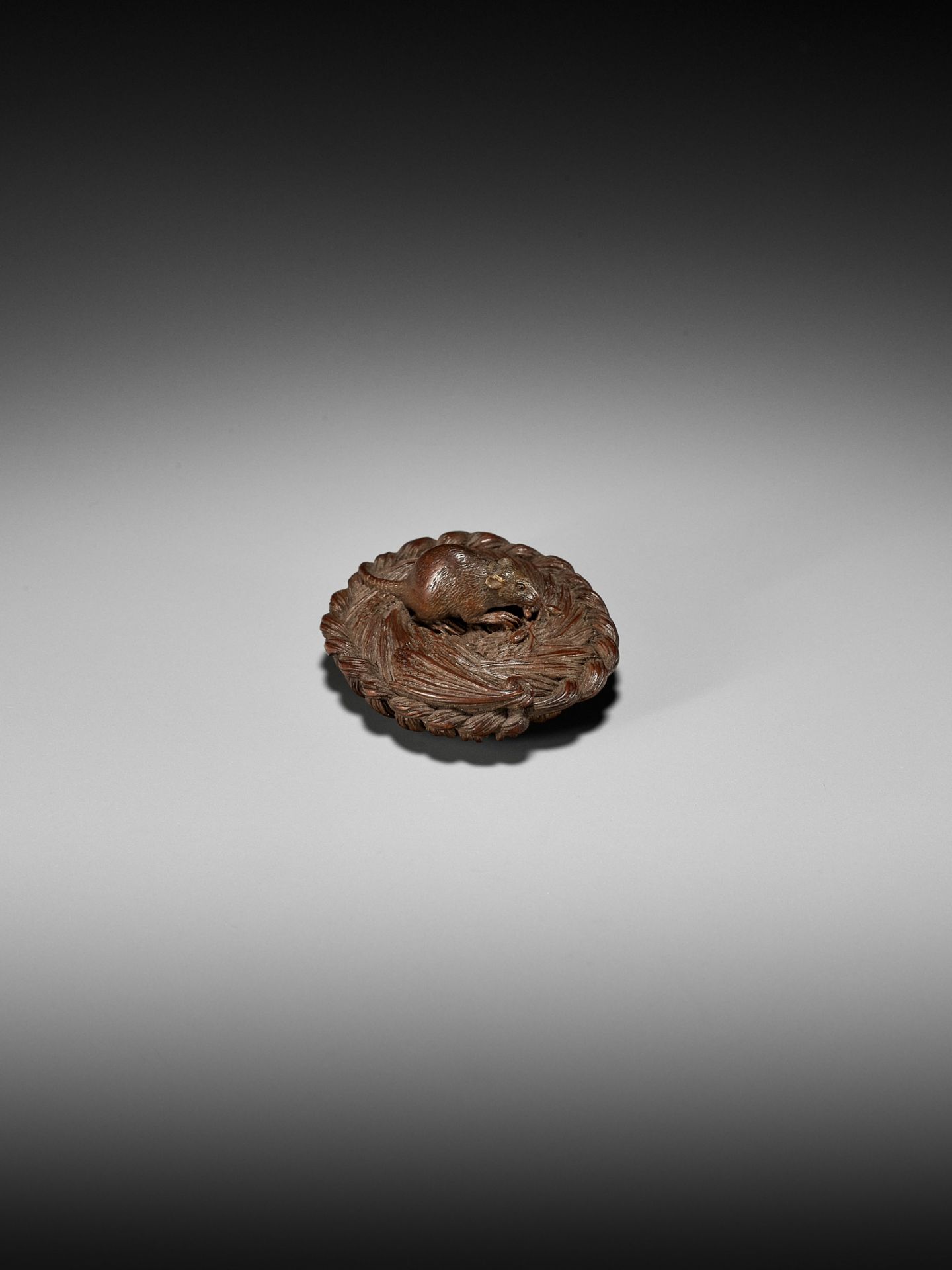 MORITA SOKO: A SUPERB SMALL WOOD NETSUKE OF A RAT ON A STRAW RICE BALE - Image 8 of 17