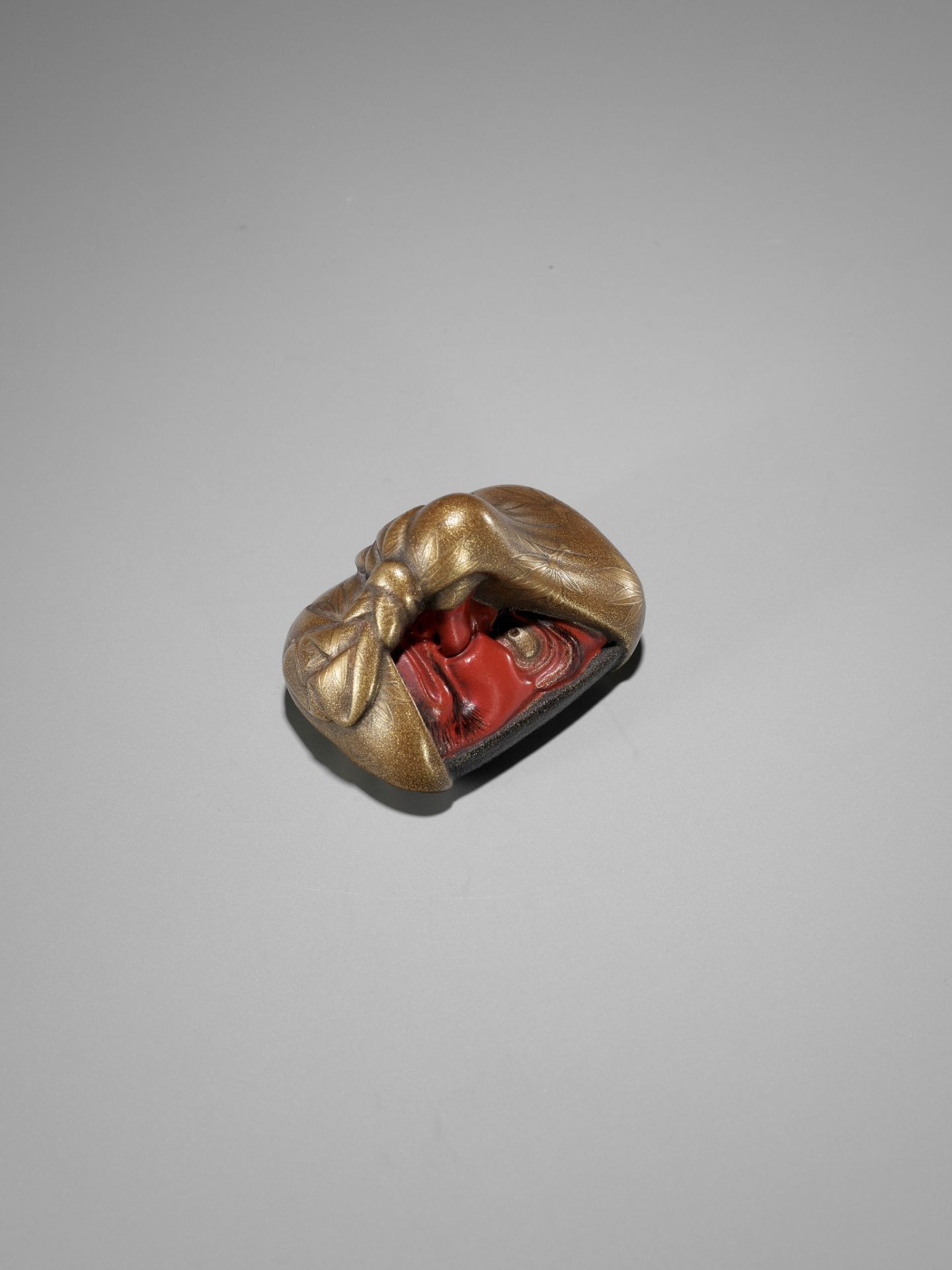 AN EXCEPTIONAL LACQUER NETSUKE OF A KONOHA TENGU MASK WRAPPED IN A FUROSHIKI - Bild 8 aus 11