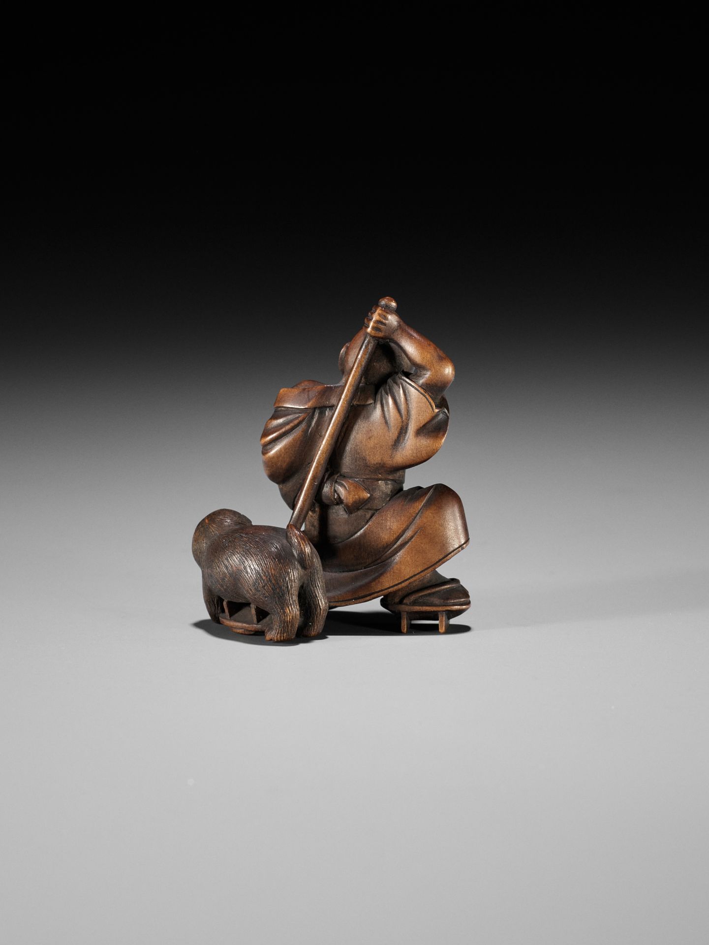 SHOKO: AN AMUSING WOOD NETSUKE OF A BLINDMAN AND PUPPY - Bild 8 aus 12