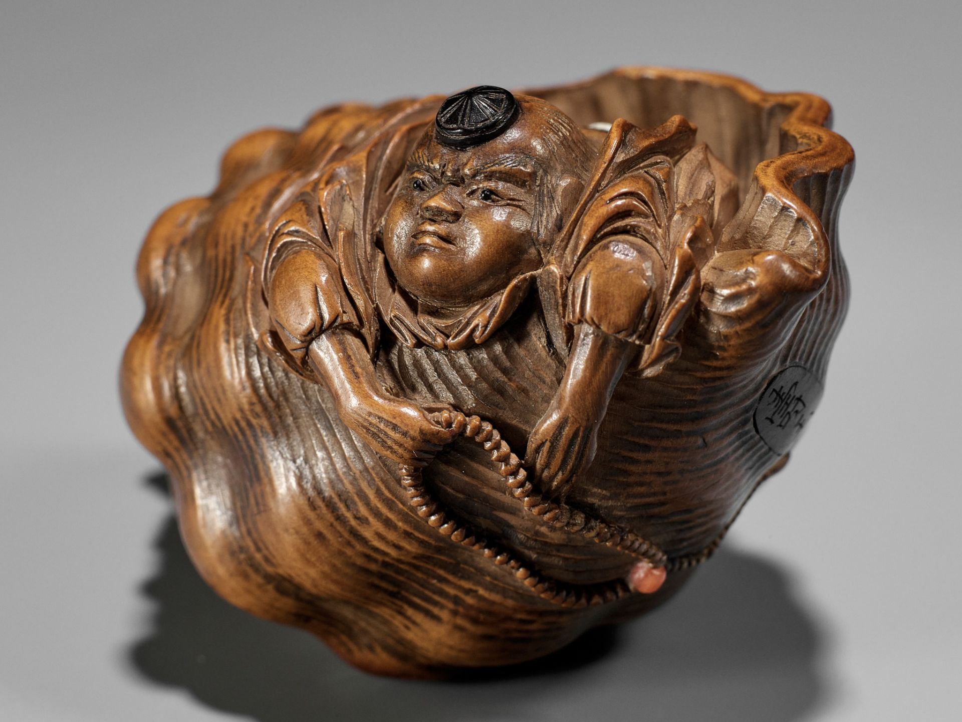 JUGYOKU: A FINE INLAID WOOD NETSUKE OF BENKEI INSIDE HORAGAI - Image 3 of 13