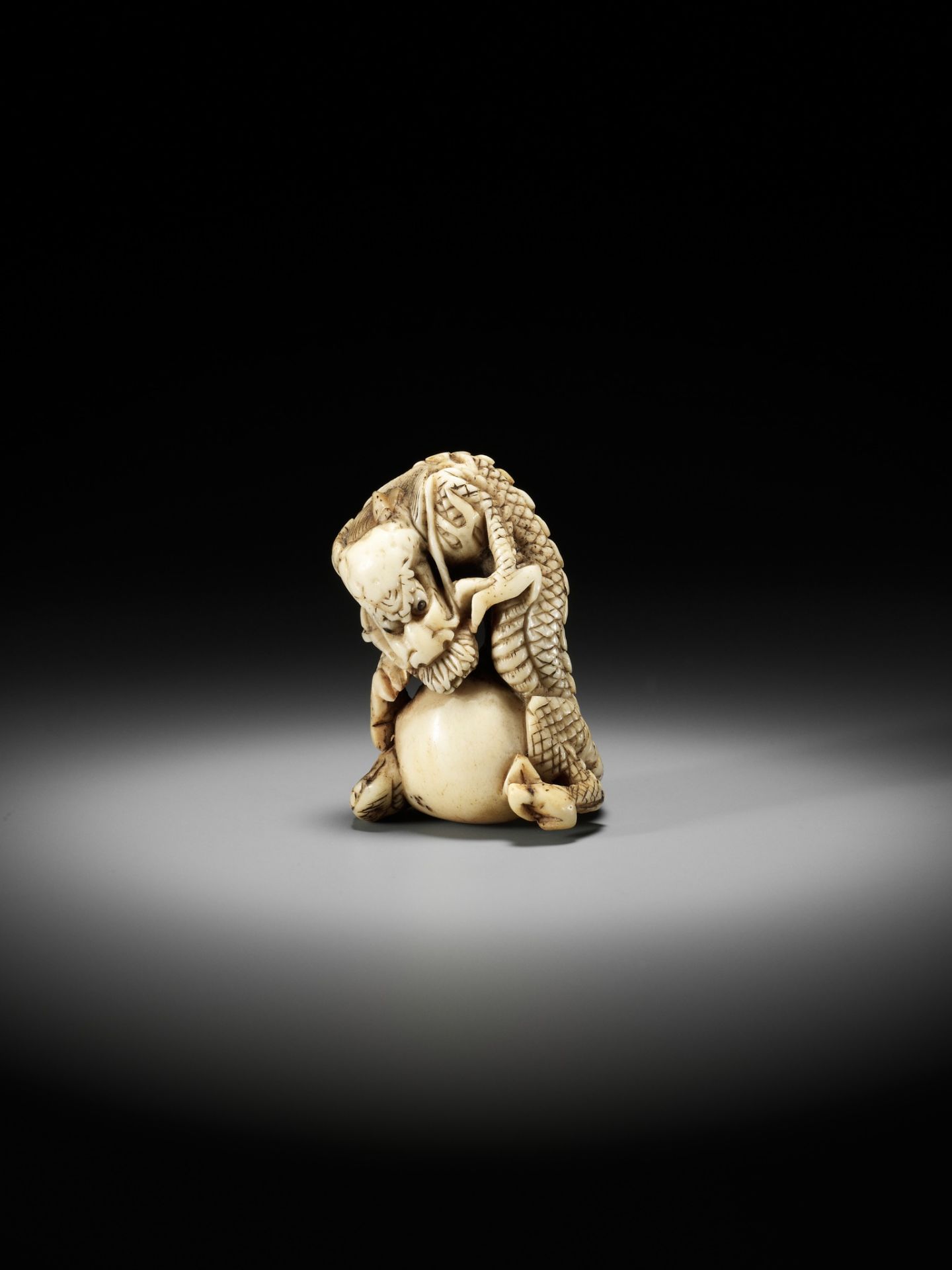 A POWERFUL STAG ANTLER NETSUKE OF A DRAGON WITH TAMA, ATTRIBUTED TO MOTOTADA - Image 9 of 11