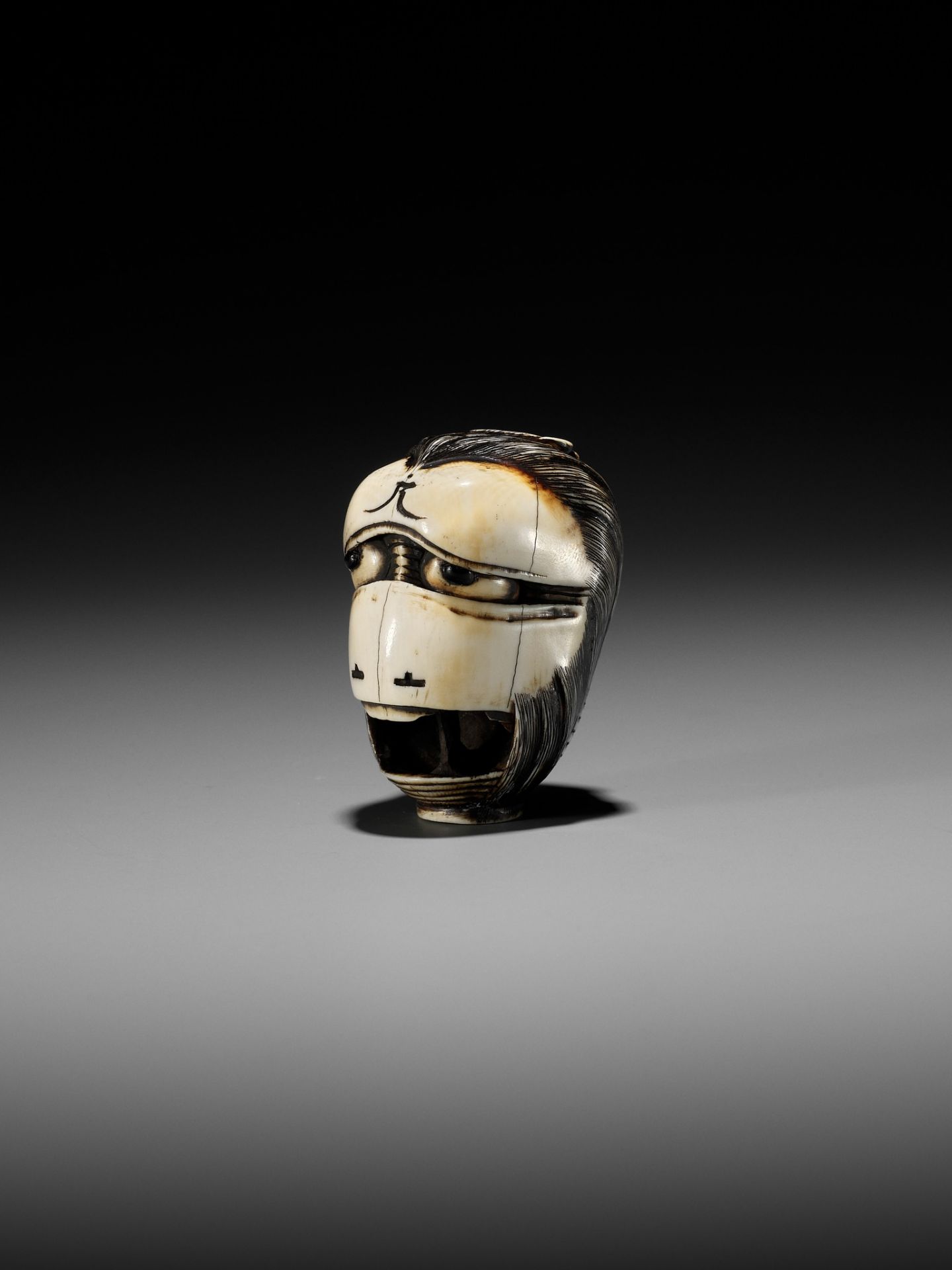 MITSUHIRO: A RARE AND IMPORTANT IVORY NETSUKE OF THE GHOST OF OIWA AS A CHOCHIN (LANTERN) - Bild 8 aus 14