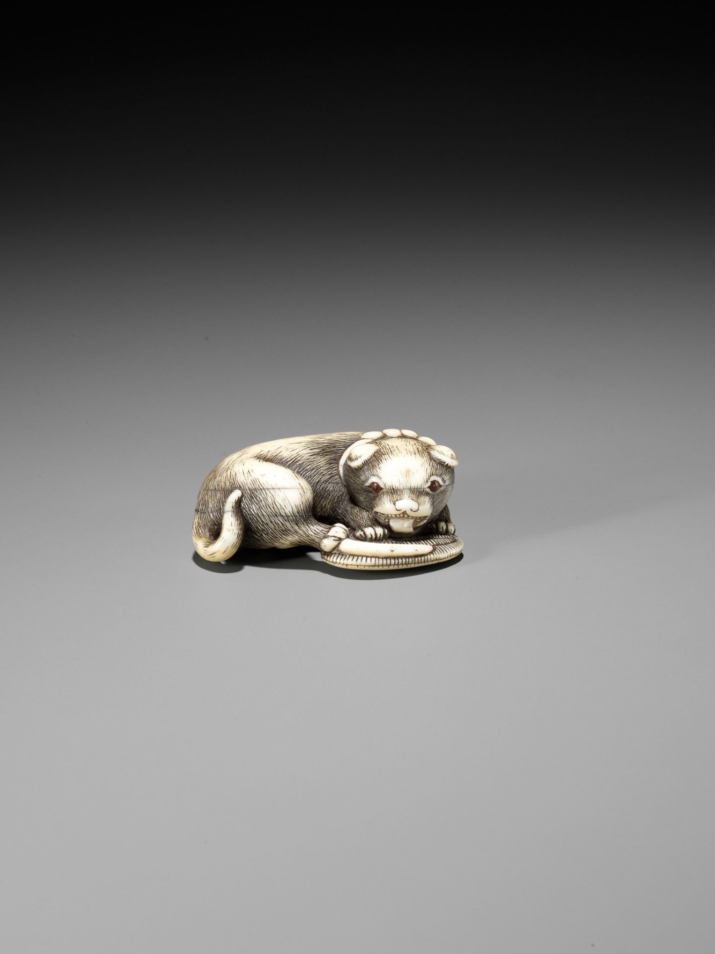 A FINE OSAKA SCHOOL IVORY NETSUKE OF A PUPPY PLAYING WITH A SANDAL (WARAJI) - Bild 3 aus 10