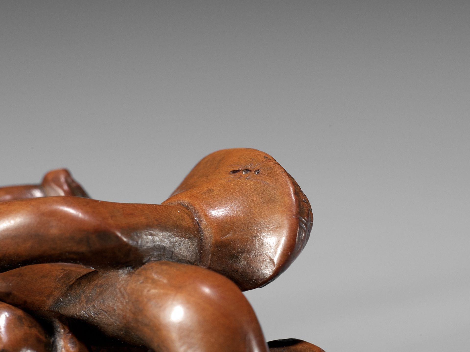 ZESHIN: A WOOD NETSUKE OF A REISHI FUNGUS WITH LACQUERED ANTS - Bild 3 aus 12