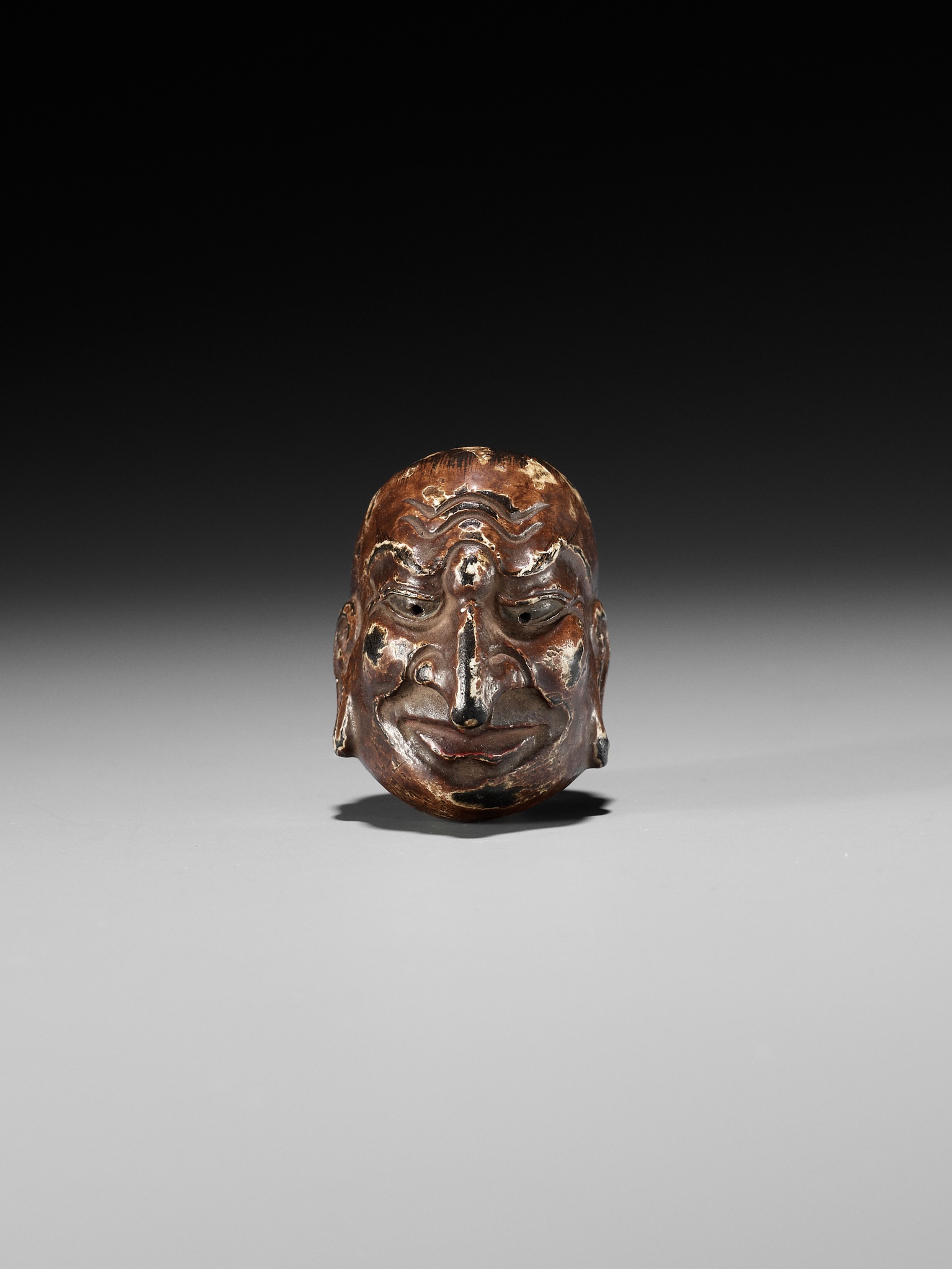 A LACQUERED WOOD GIGAKU MASK NETSUKE OF CHIDO - Image 7 of 12