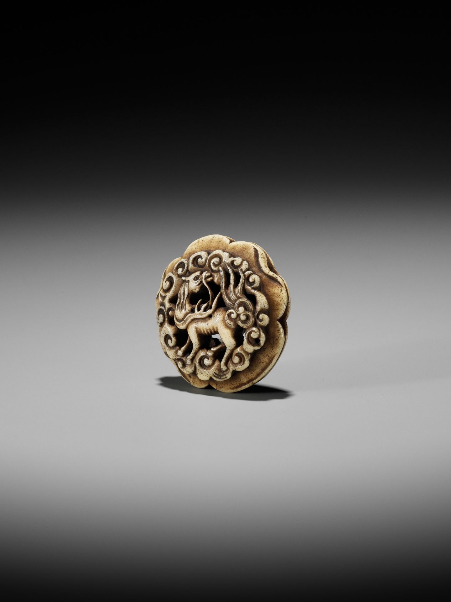 A STAG ANTLER RYUSA MANJU NETSUKE OF A KIRIN AMONGST CLOUDS - Image 5 of 10