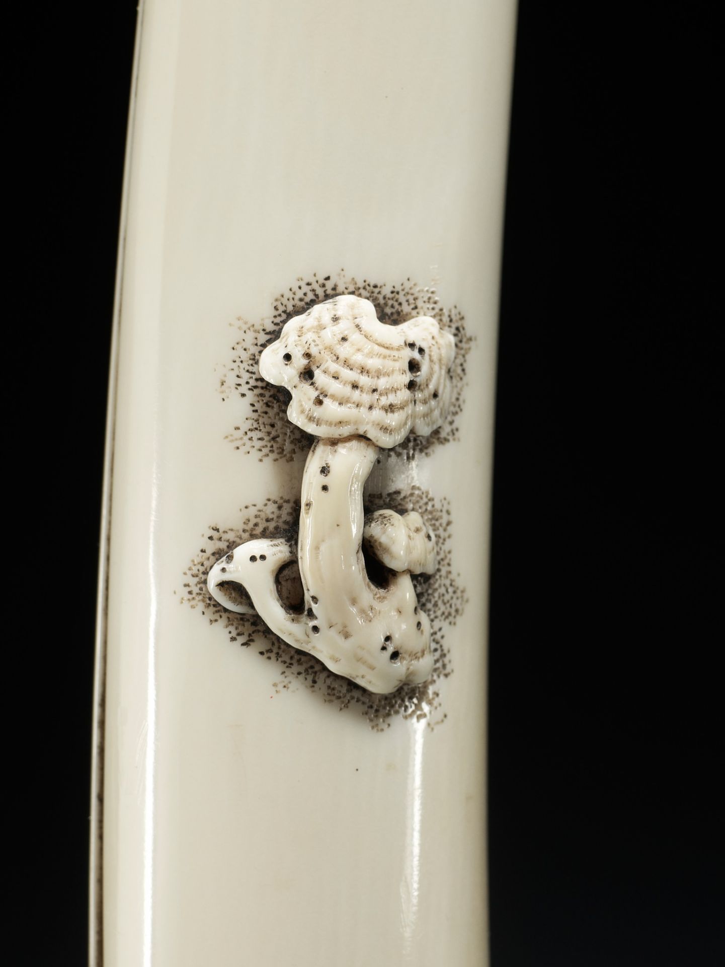 RENSAI: A RARE MARINE IVORY KISERUZUTSU WITH A BASKET OF FRUIT - Bild 3 aus 11