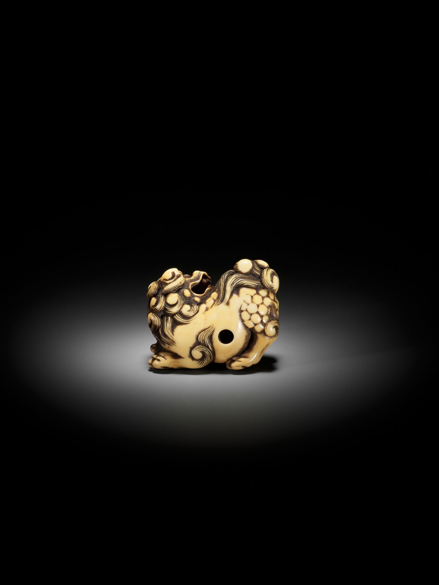 AN IVORY NETSUKE OF A PRANCING SHISHI - Image 3 of 17