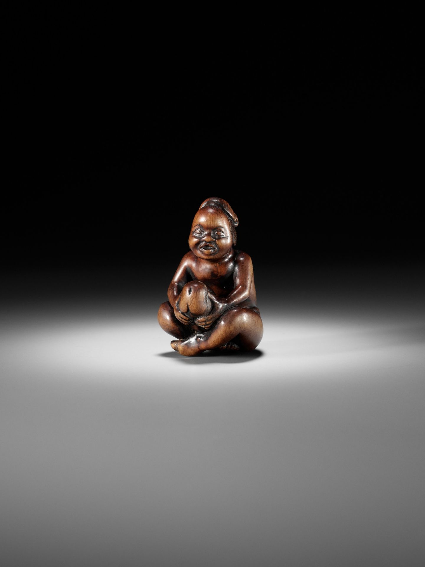 A SUPERB WOOD SHUNGA NETSUKE OF A MAN WITH OKAME MASK - Image 3 of 14