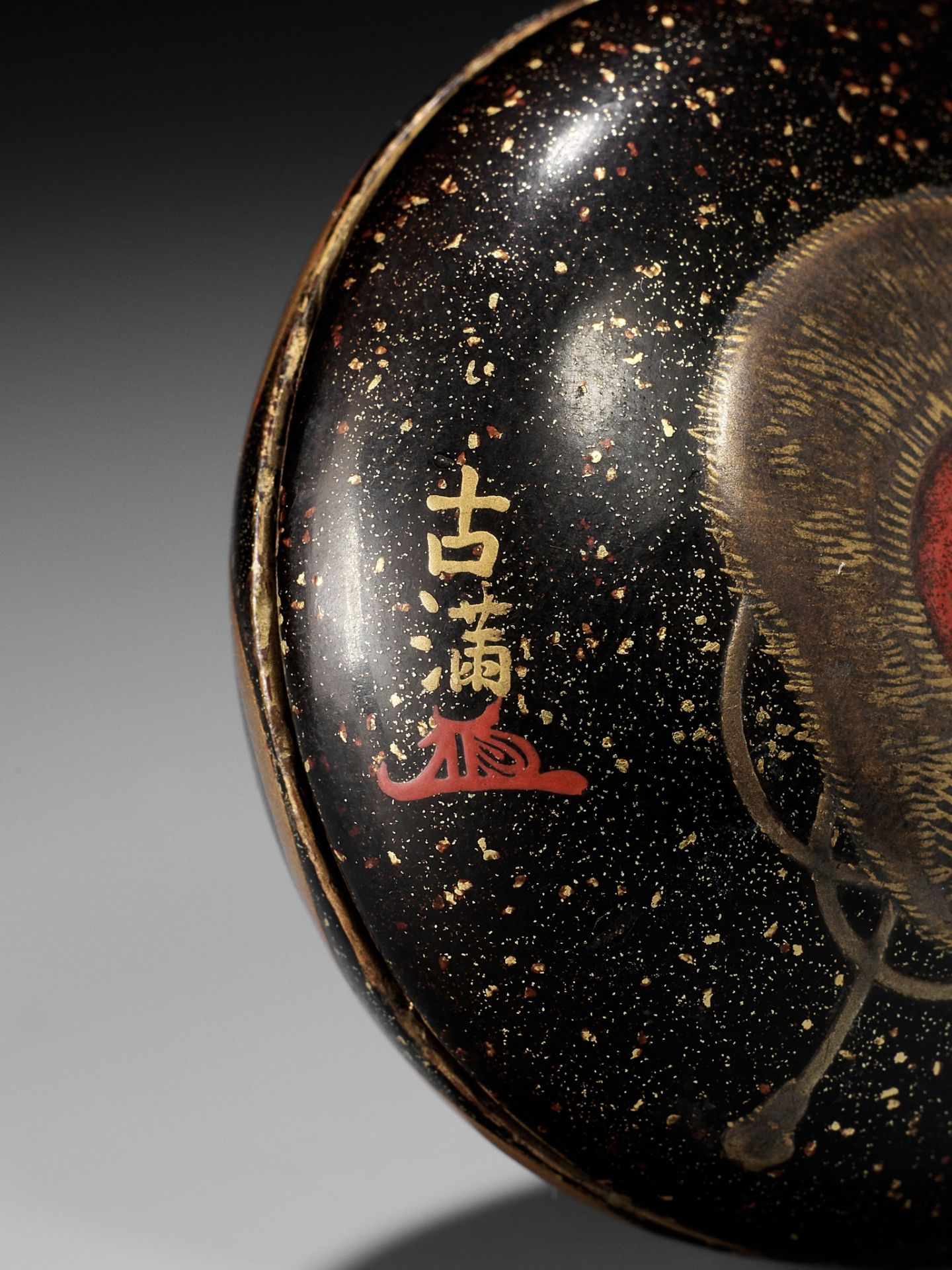 KOMA: A LARGE LACQUER MANJU NETSUKE WITH SARU MASK - Bild 8 aus 8