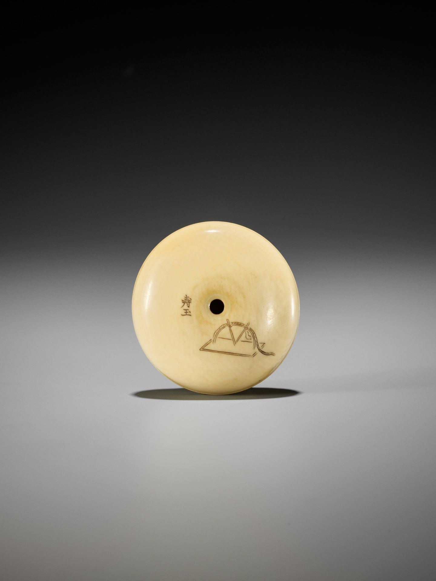 JUGYOKU: A FINE IVORY MANJU NETSUKE DEPICTING A SCENE FROM THE KYOGEN PLAY TSURIGITSUNE - Image 3 of 10