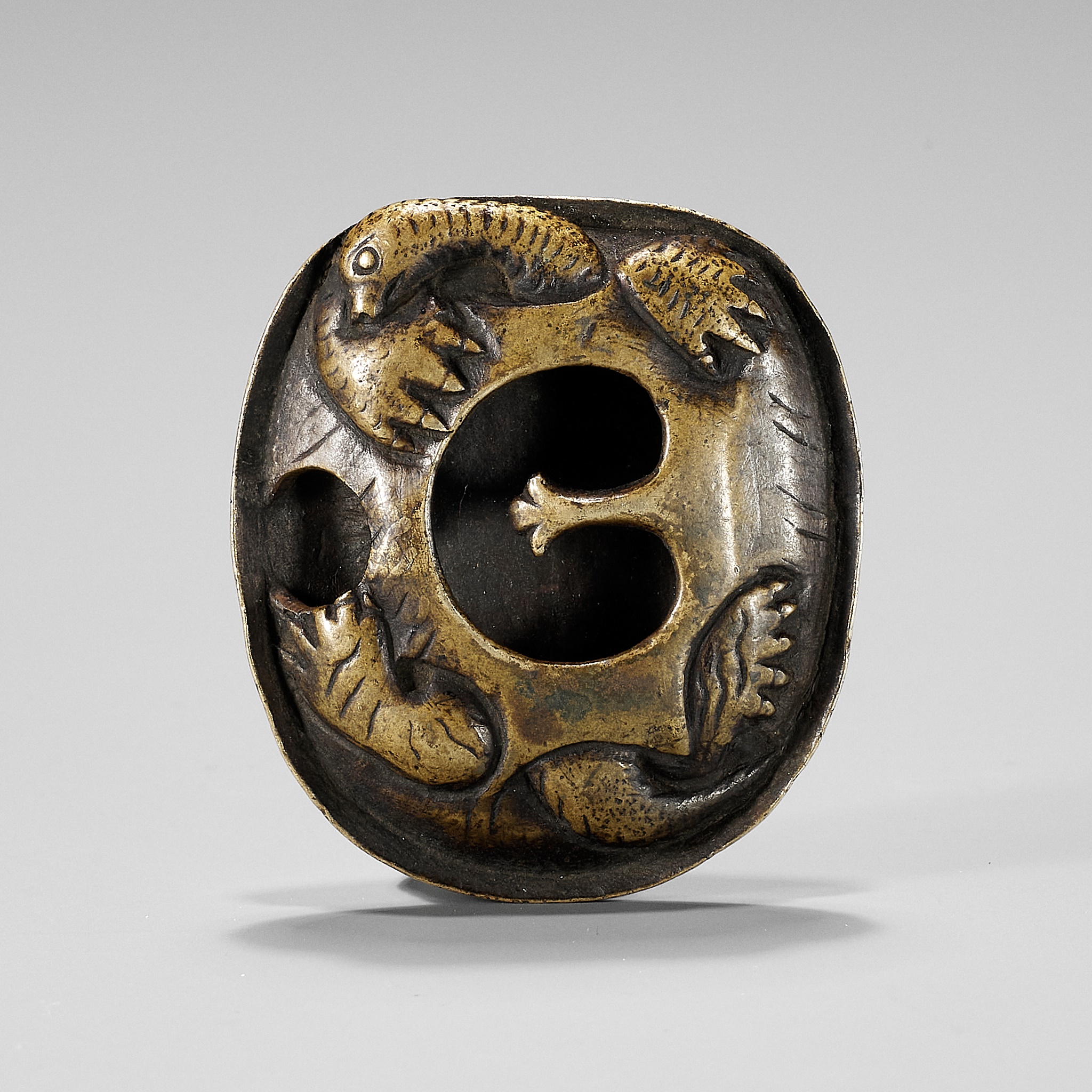 A RARE SENTOKU BRONZE NETSUKE OF A MINOGAME