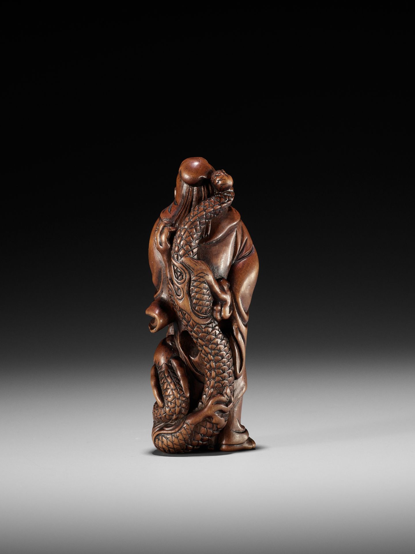 AN EXCEPTIONAL AND RARE WOOD NETSUKE OF RYO TOHIN TAUNTING A DRAGON - Image 2 of 16