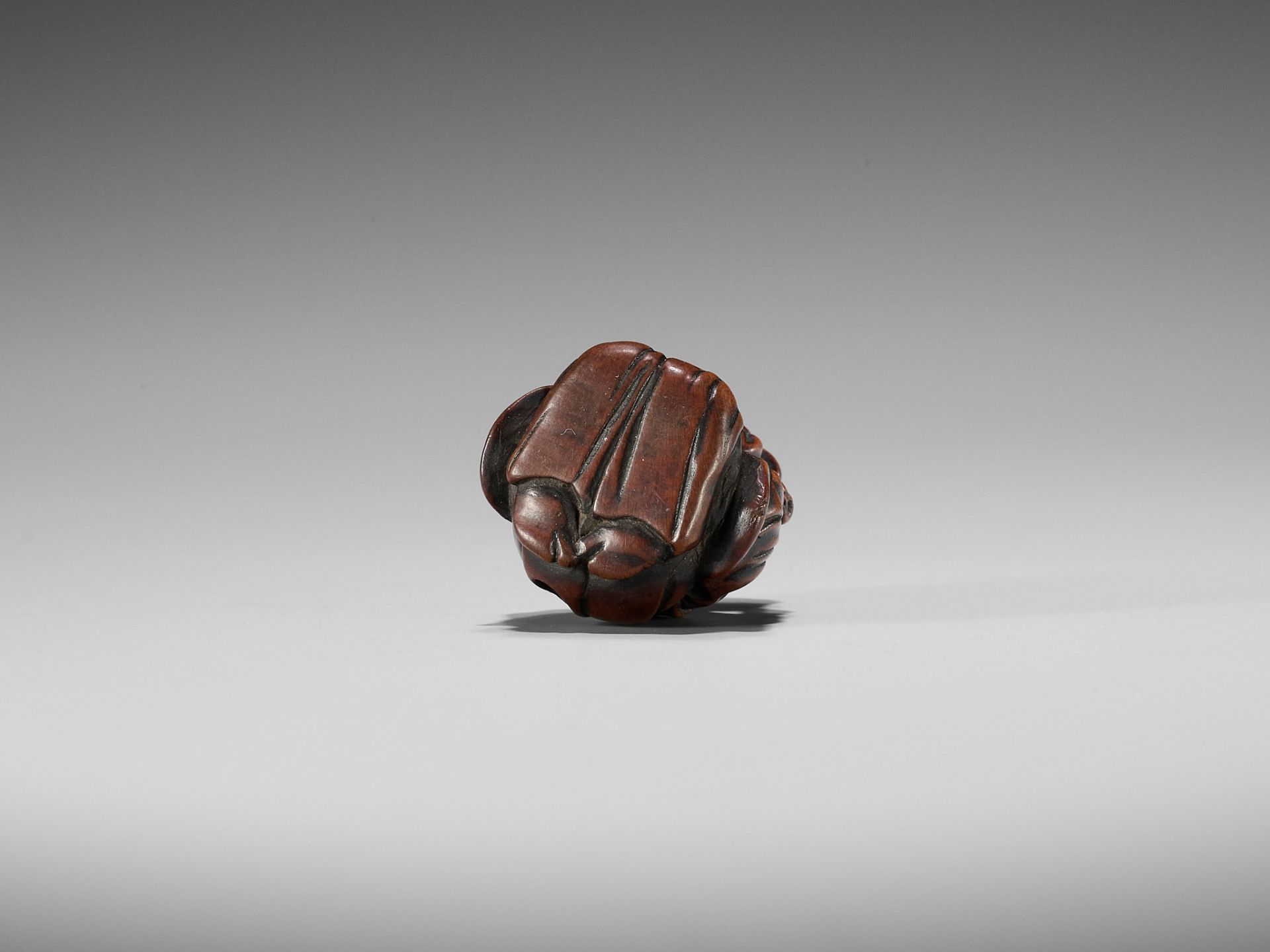 A FINE EDO SCHOOL WOOD NETSUKE OF A BOY WEARING AN ONI MASK - Bild 9 aus 9