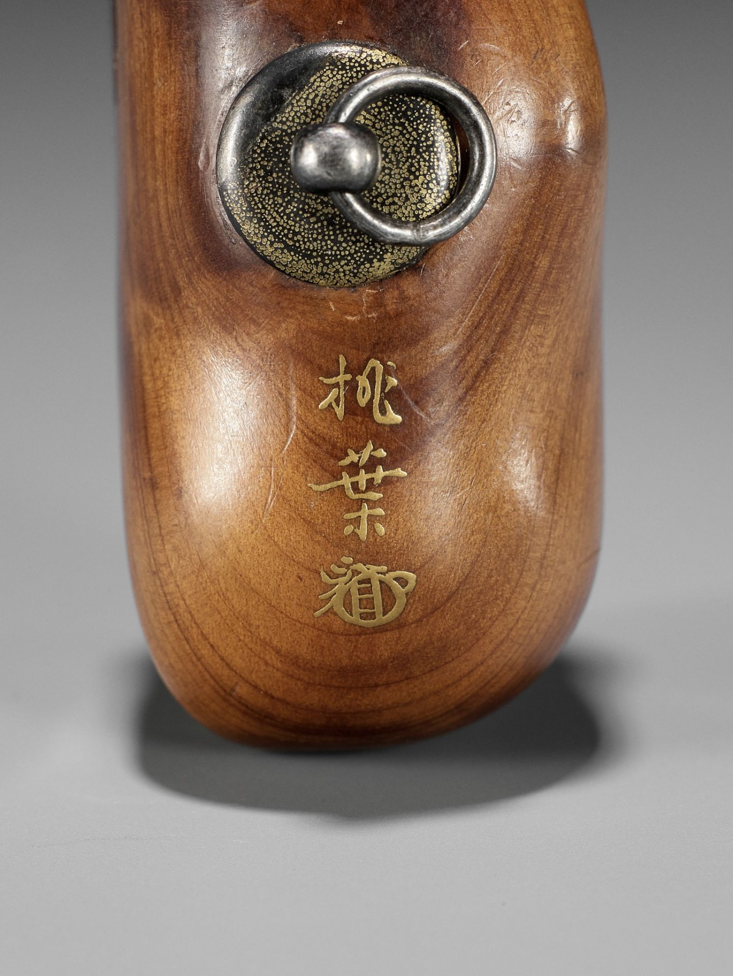 TOYO: A RARE AND UNUSUAL LACQUERED ROOT WOOD NETSUKE OF A SNAKE INSIDE A PINE TREE - Bild 9 aus 10