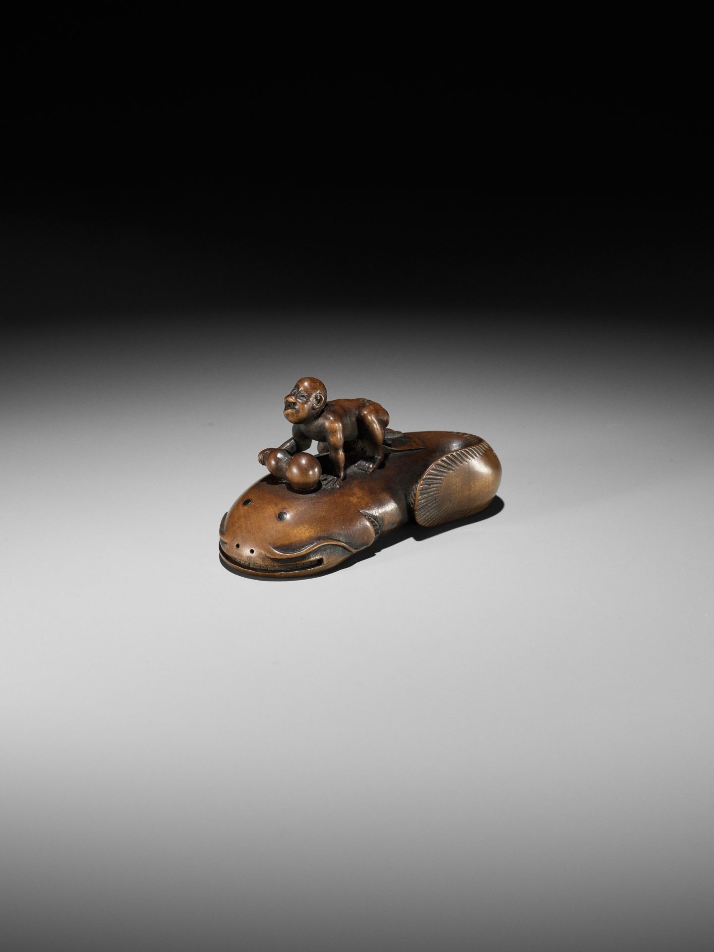 MUGAI: A RARE WOOD NETSUKE OF A BLIND FISHERMAN TAMING THE NAMAZU - Bild 3 aus 13