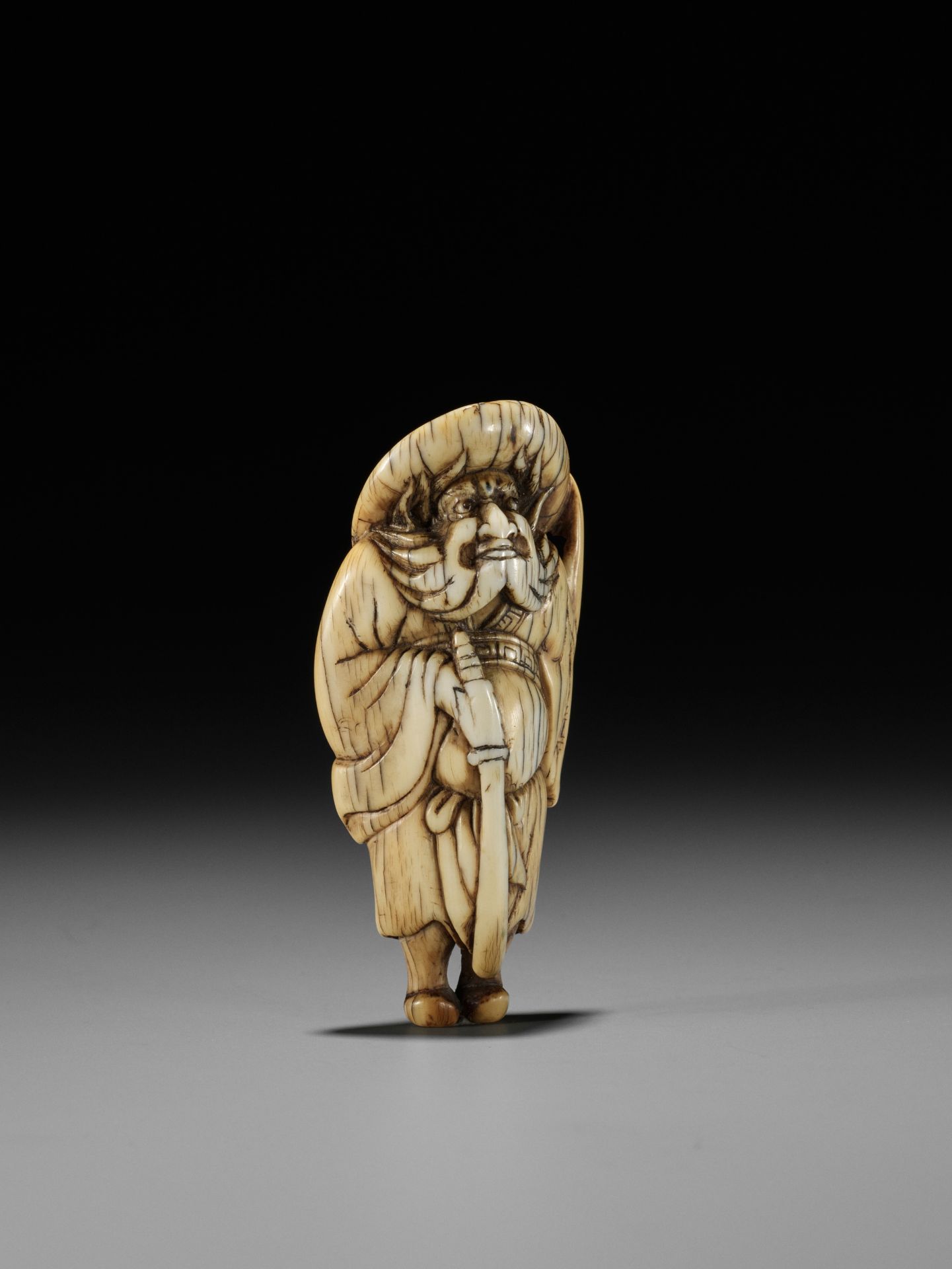 A GOOD KYOTO SCHOOL IVORY NETSUKE OF SHOKI, ATTRIBUTED TO OKATOMO - Bild 9 aus 13