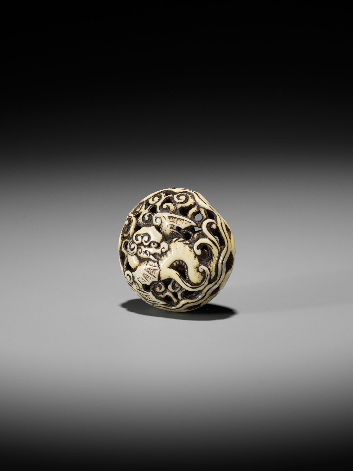 A WALRUS IVORY RYUSA MANJU NETSUKE OF A WINGED DRAGON - Image 3 of 11