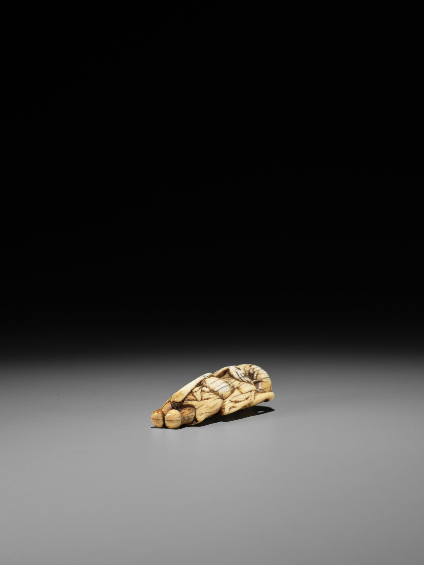 A GOOD KYOTO SCHOOL IVORY NETSUKE OF SHOKI, ATTRIBUTED TO OKATOMO - Image 12 of 13