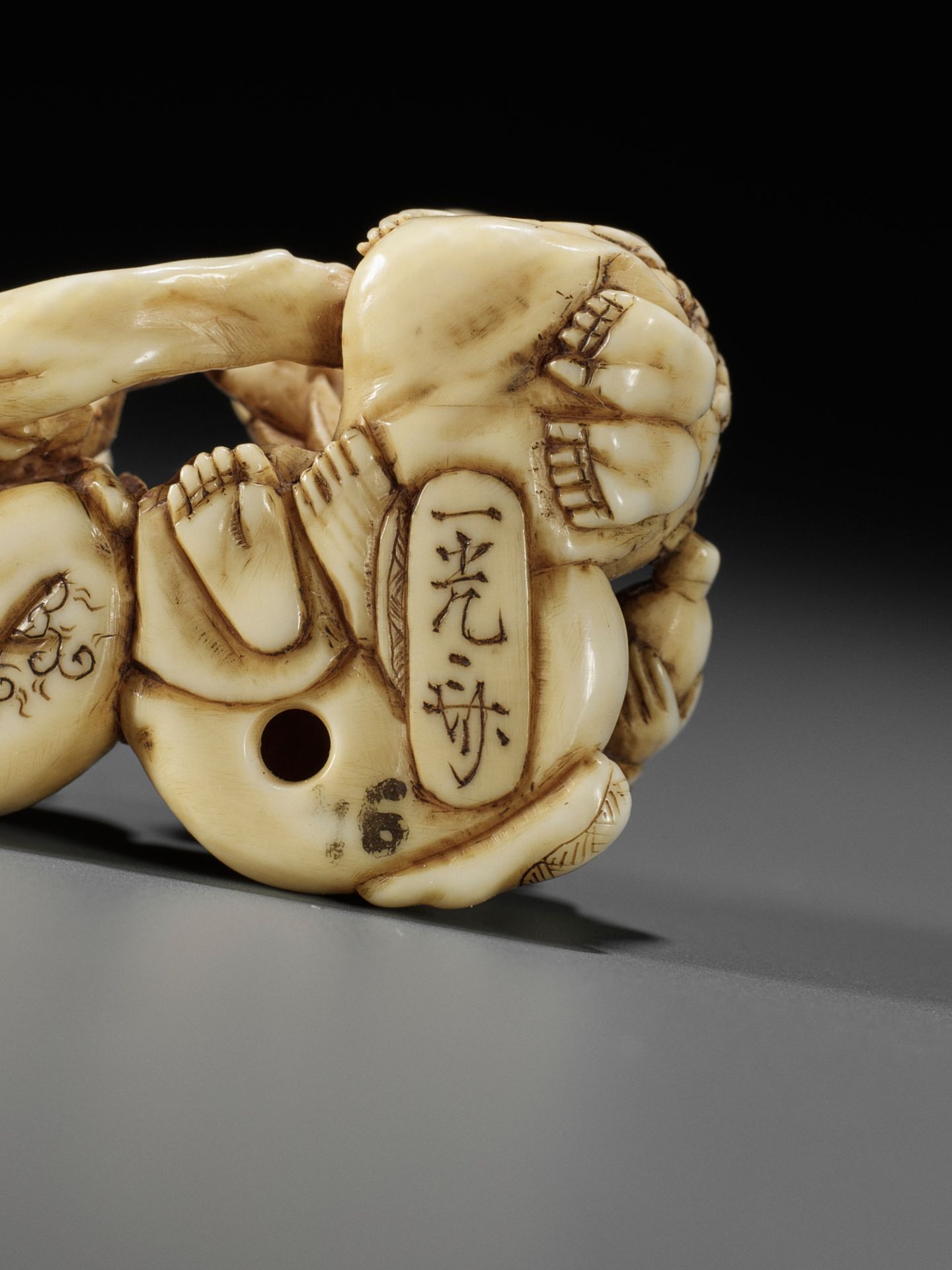 IKKOSAI: AN AMUSING IVORY NETSUKE OF GAMA, CHOKARO, AND TEKKAI SENNIN - Bild 12 aus 12