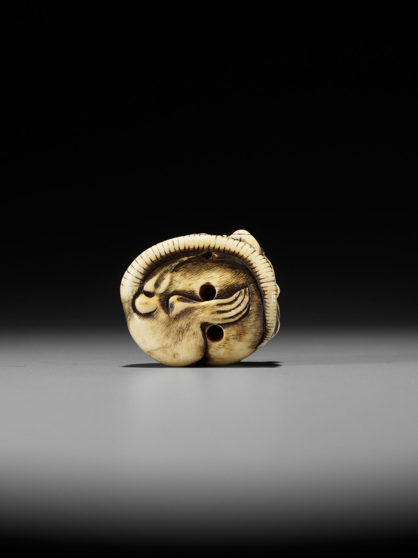 A GOOD KYOTO SCHOOL IVORY NETSUKE OF A RAT - Bild 2 aus 12