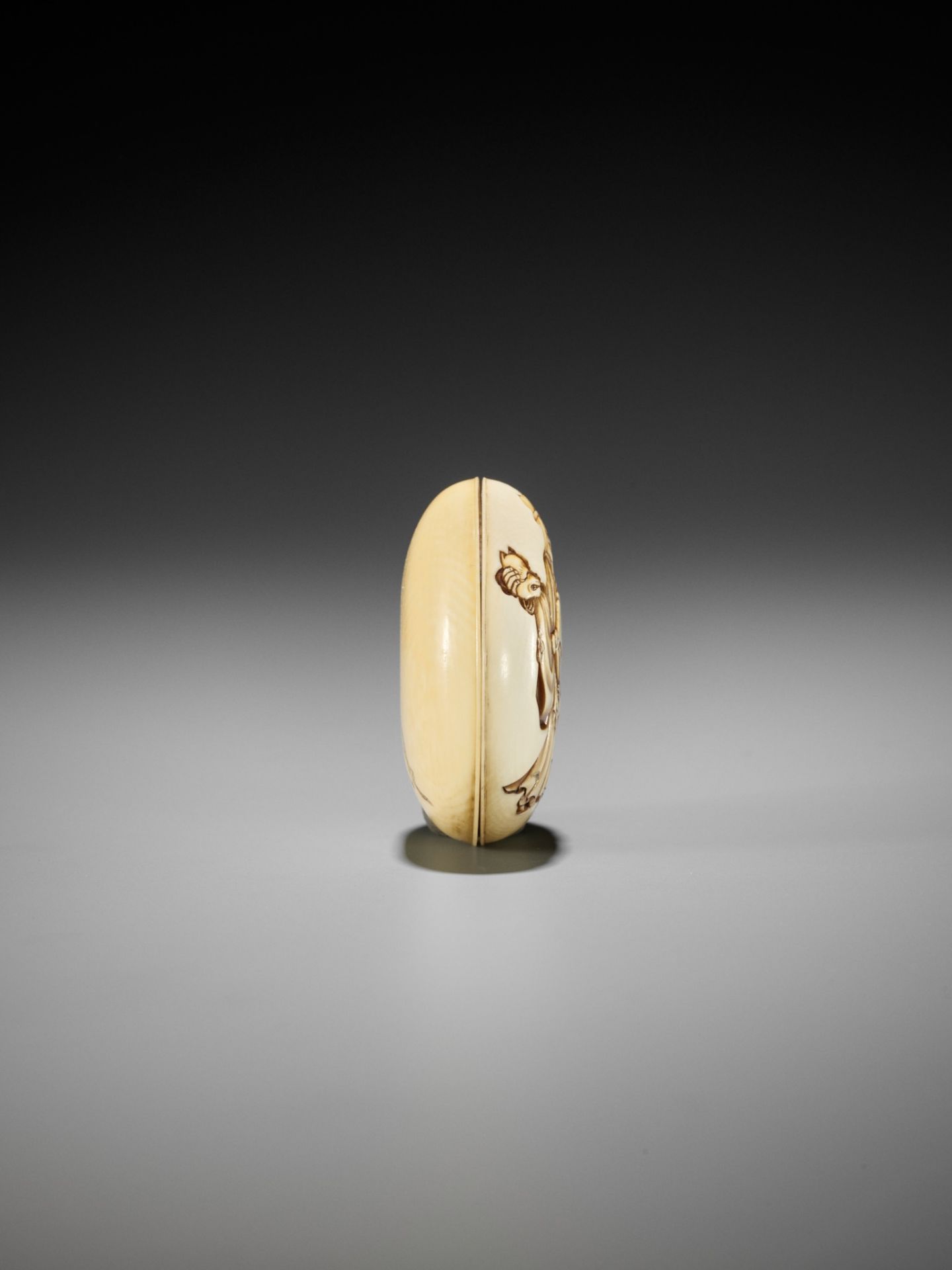 JUGYOKU: A FINE IVORY MANJU NETSUKE DEPICTING A SCENE FROM THE KYOGEN PLAY TSURIGITSUNE - Image 6 of 10