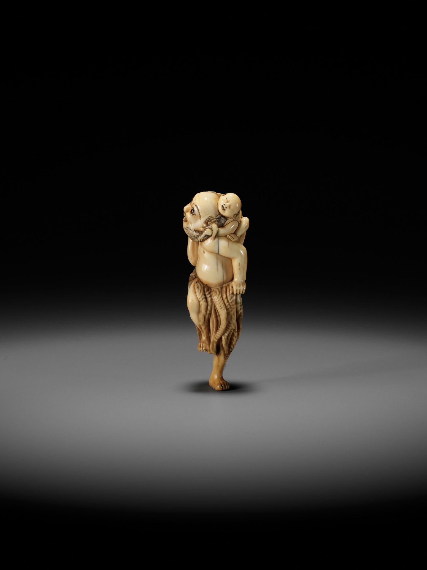 A SUPERB IVORY NETSUKE OF A FISHERMAN CARRYING A BOY, ATTRIBUTED TO GECHU - Image 9 of 12