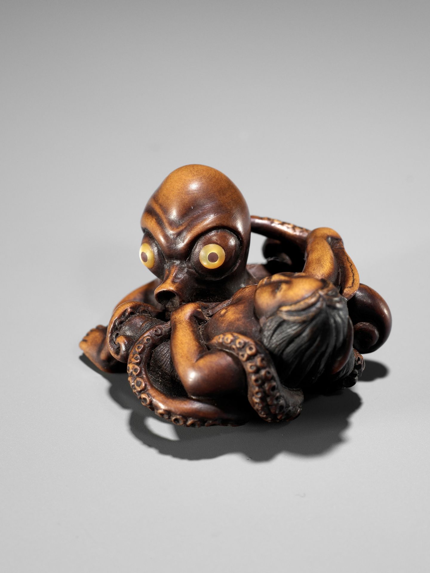 A SUPERB WOOD NETSUKE OF AN AMA STRUGGLING WITH AN OCTOPUS, ATTRIBUTED TO IKKYU - Image 6 of 16