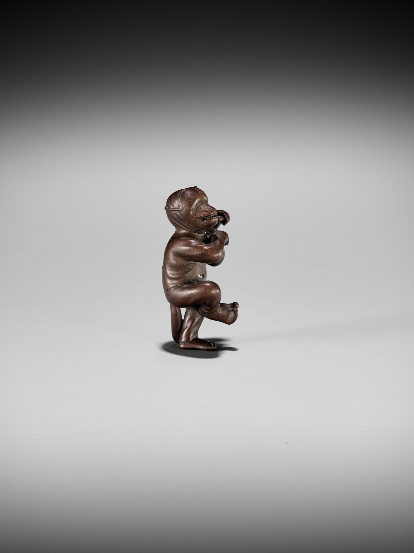 AN EXQUISITELY SMALL WOOD NETSUKE OF A FOX DANCER, ATTRIBUTED TO JUGYOKU - Image 10 of 11