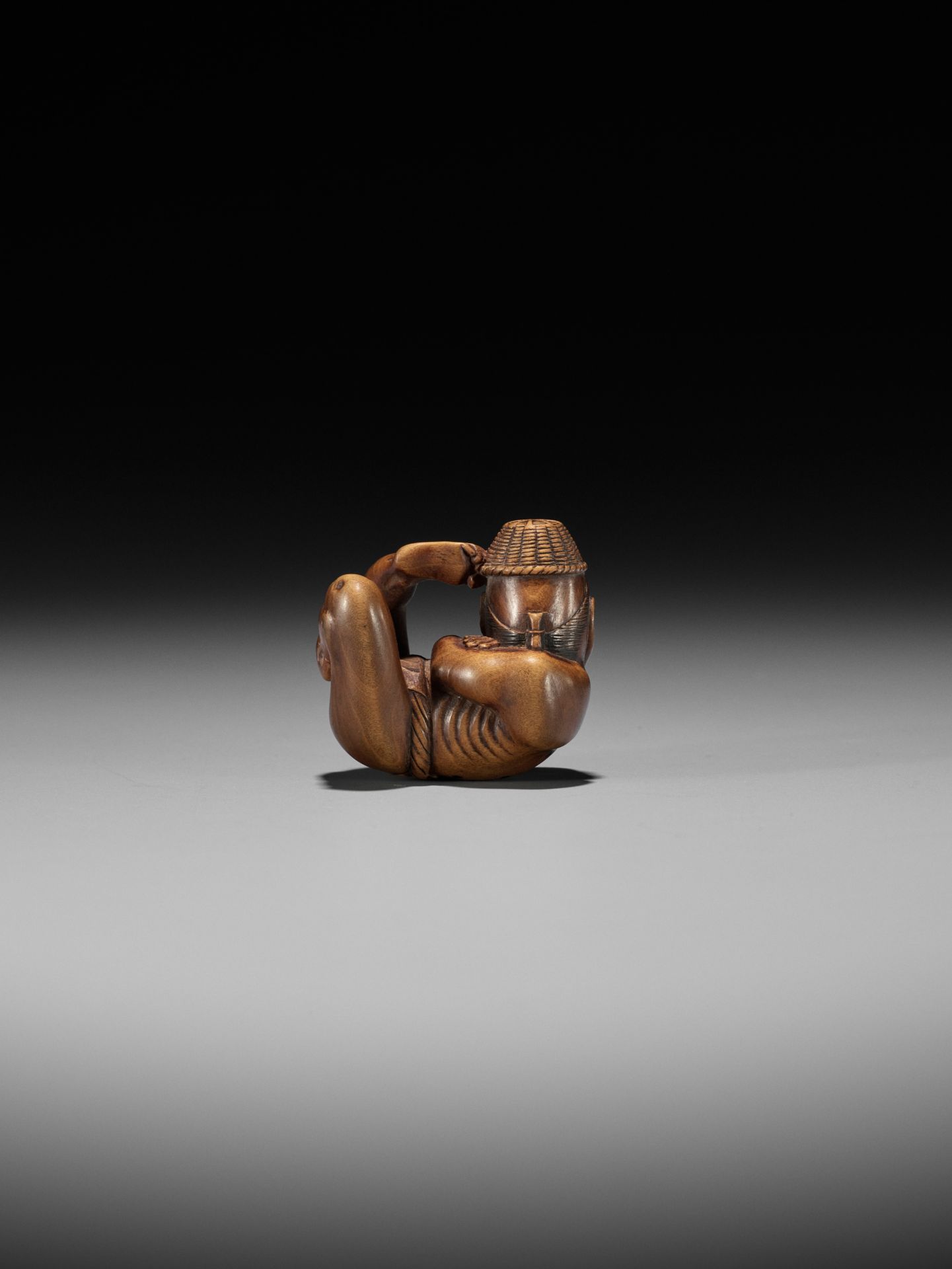 AN AMUSING EDO SCHOOL WOOD NETSUKE OF A MOXA CONTORTIONIST - Image 8 of 15