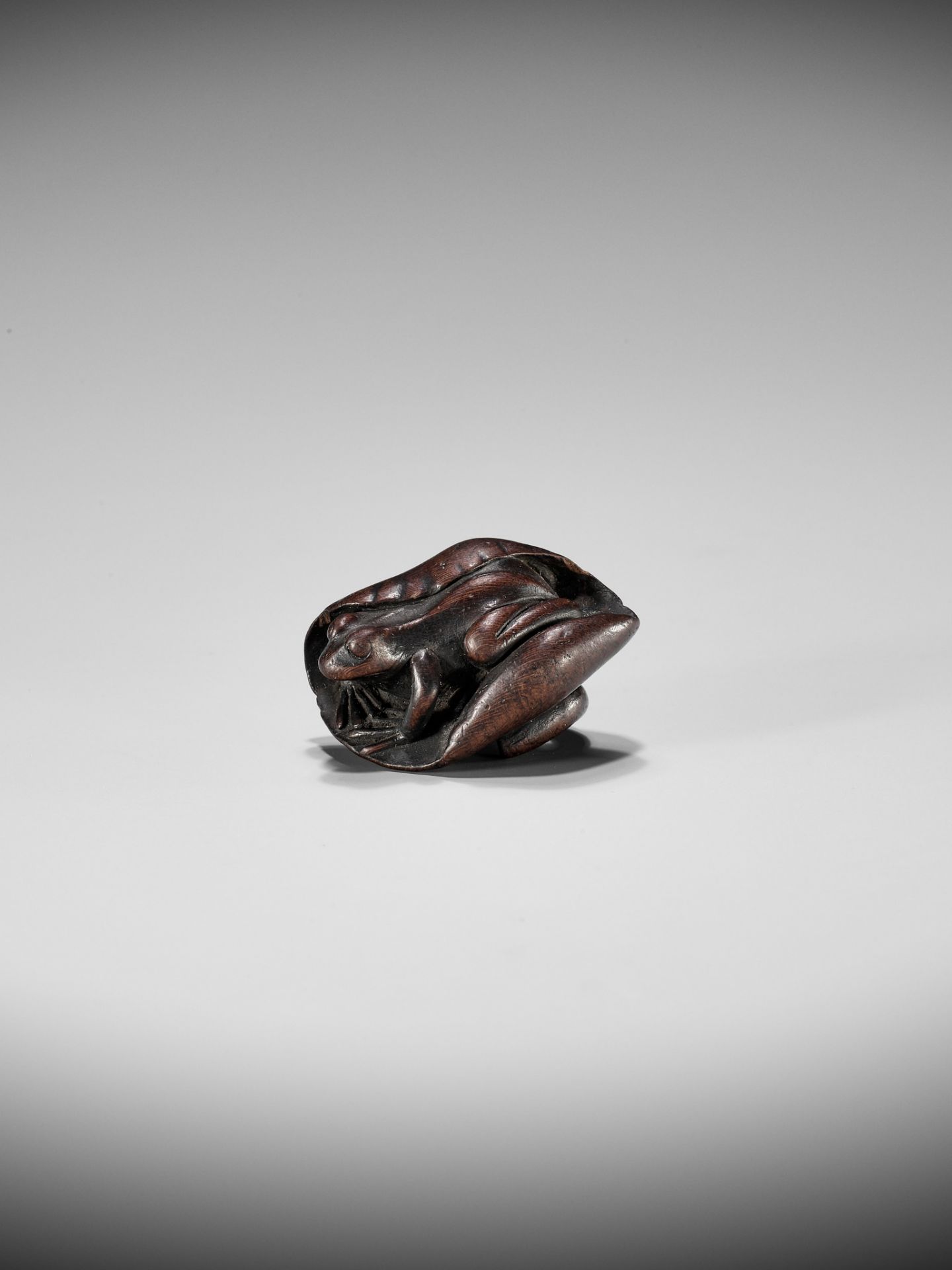 SHUGETSU: A WOOD NETSUKE OF A FROG ON A LOTUS LEAF - Bild 5 aus 9