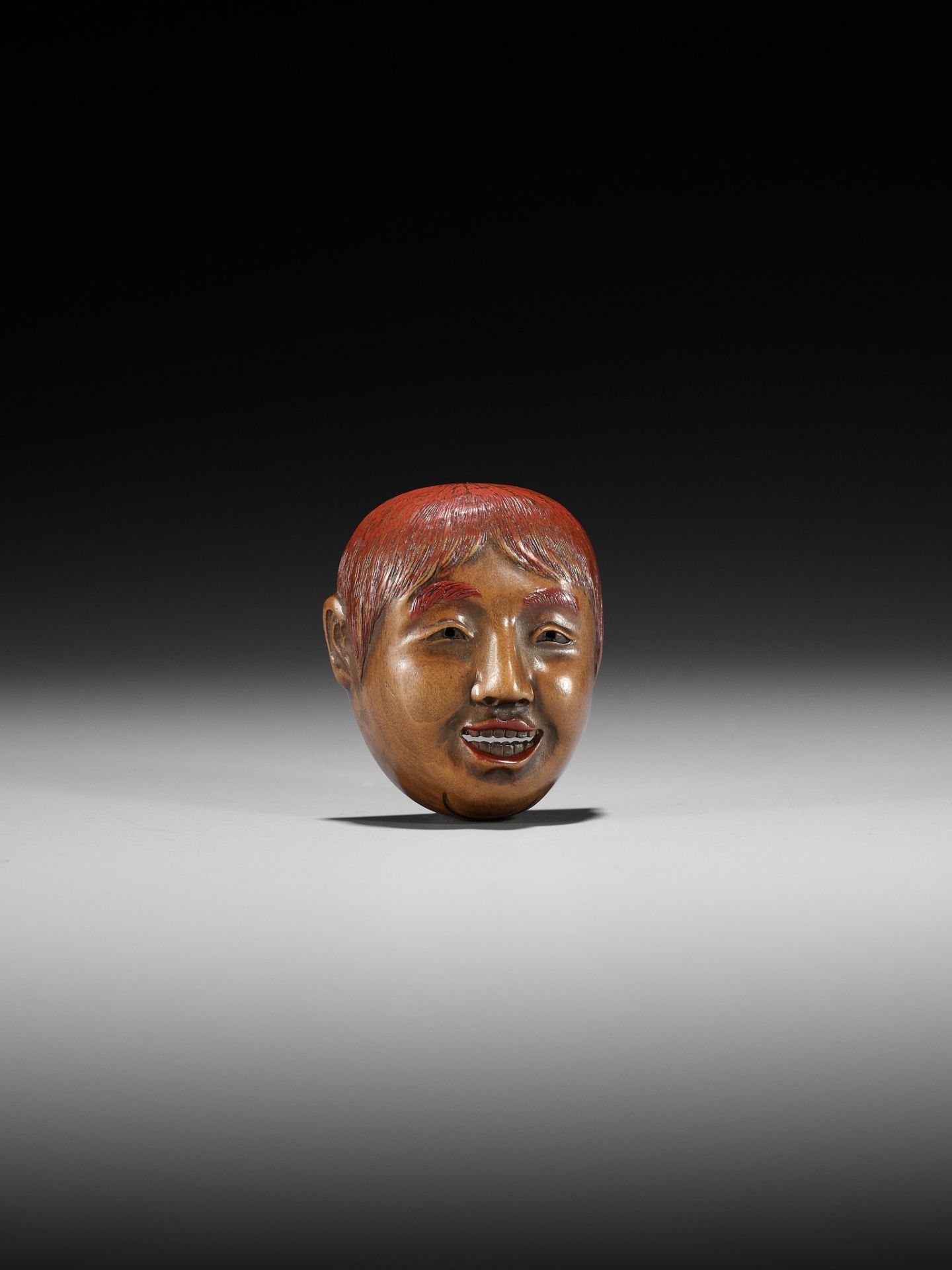 HO RAKUMIN: A WOOD AND LACQUER MASK NETSUKE OF A SHOJO - Bild 3 aus 11