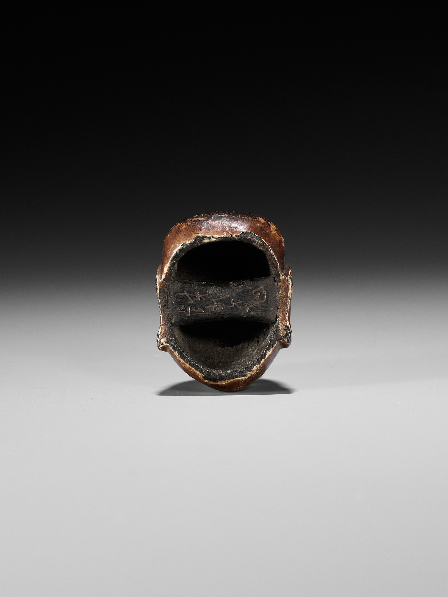 A LACQUERED WOOD GIGAKU MASK NETSUKE OF CHIDO - Image 9 of 12