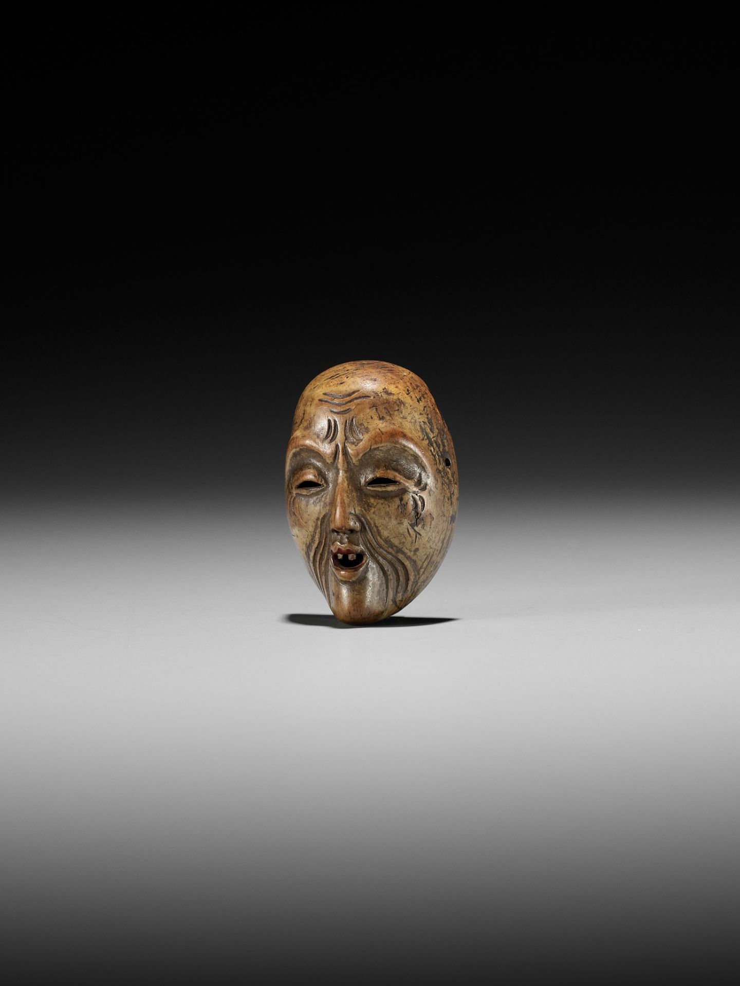 A LACQUERED WOOD MASK NETSUKE OF KOJO - Bild 2 aus 10