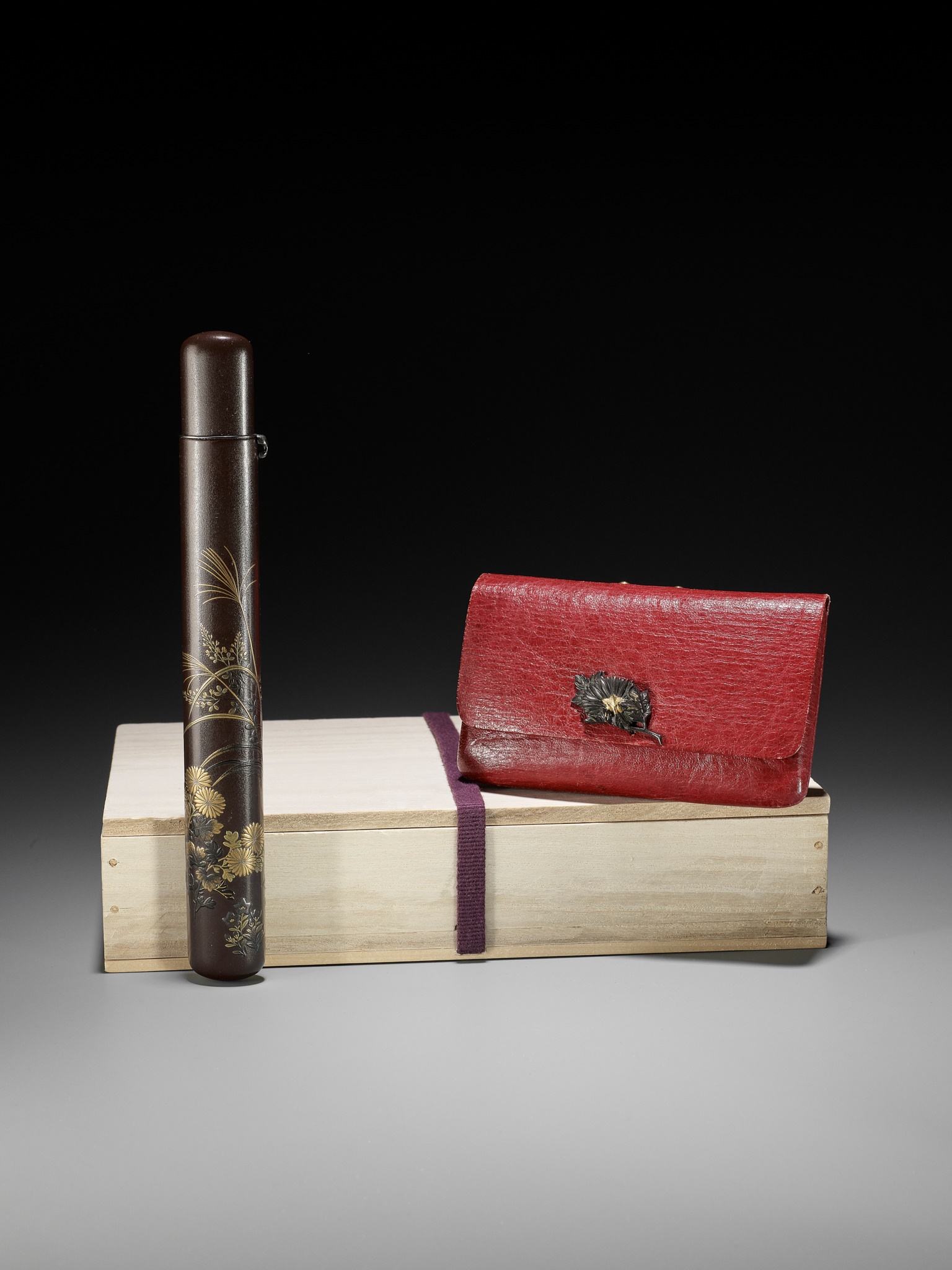 A LACQUER KISERUZUTSU AND A RED LEATHER POUCH DEPICTING AUTUMN GRASSES AND FLOWERS - Image 8 of 9