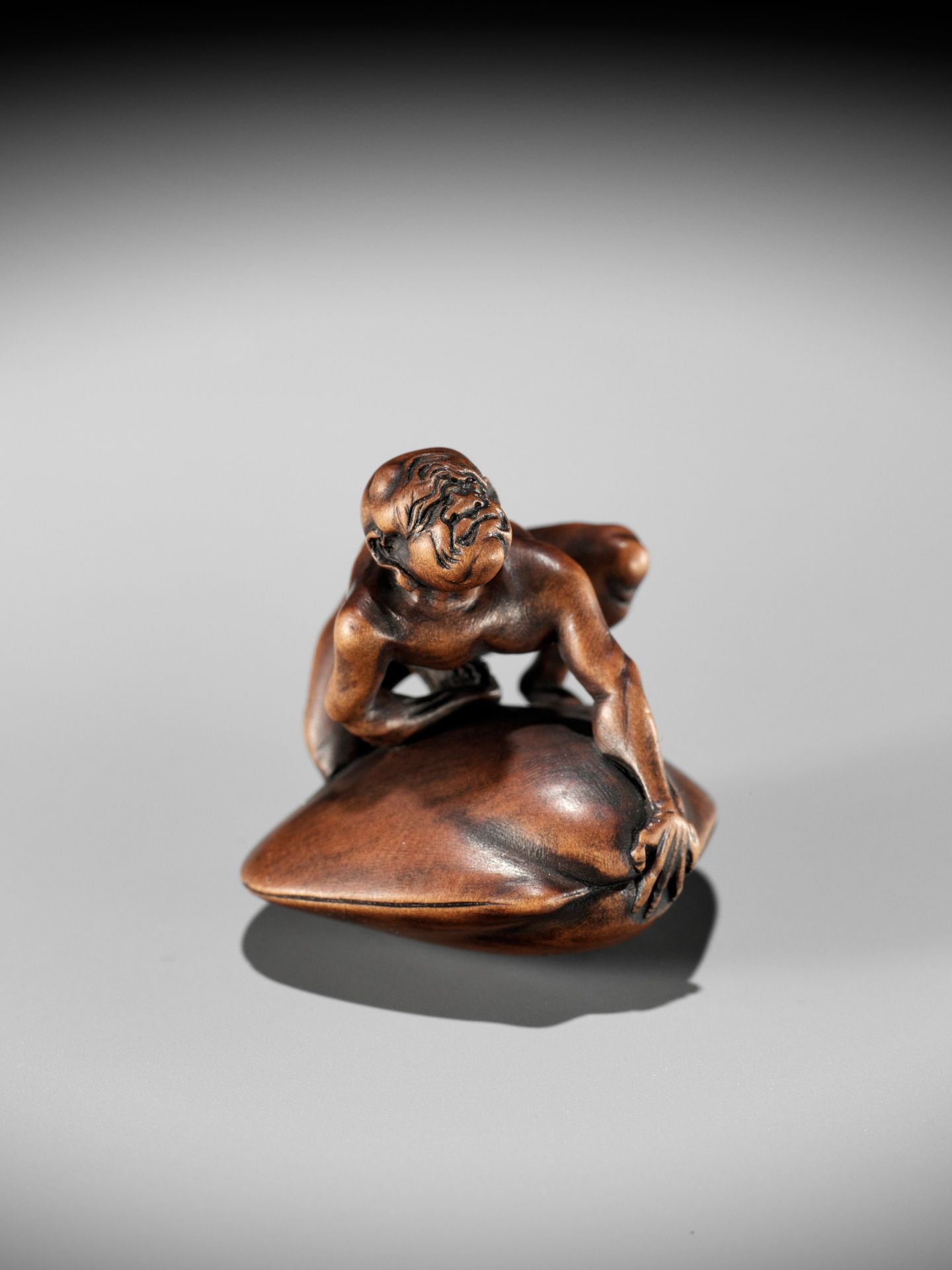 GYOKUZAN: A MASTERFUL MINIATURE WOOD NETSUKE OF A BLINDMAN BEING TRAPPED BY A CLAM - Image 5 of 12