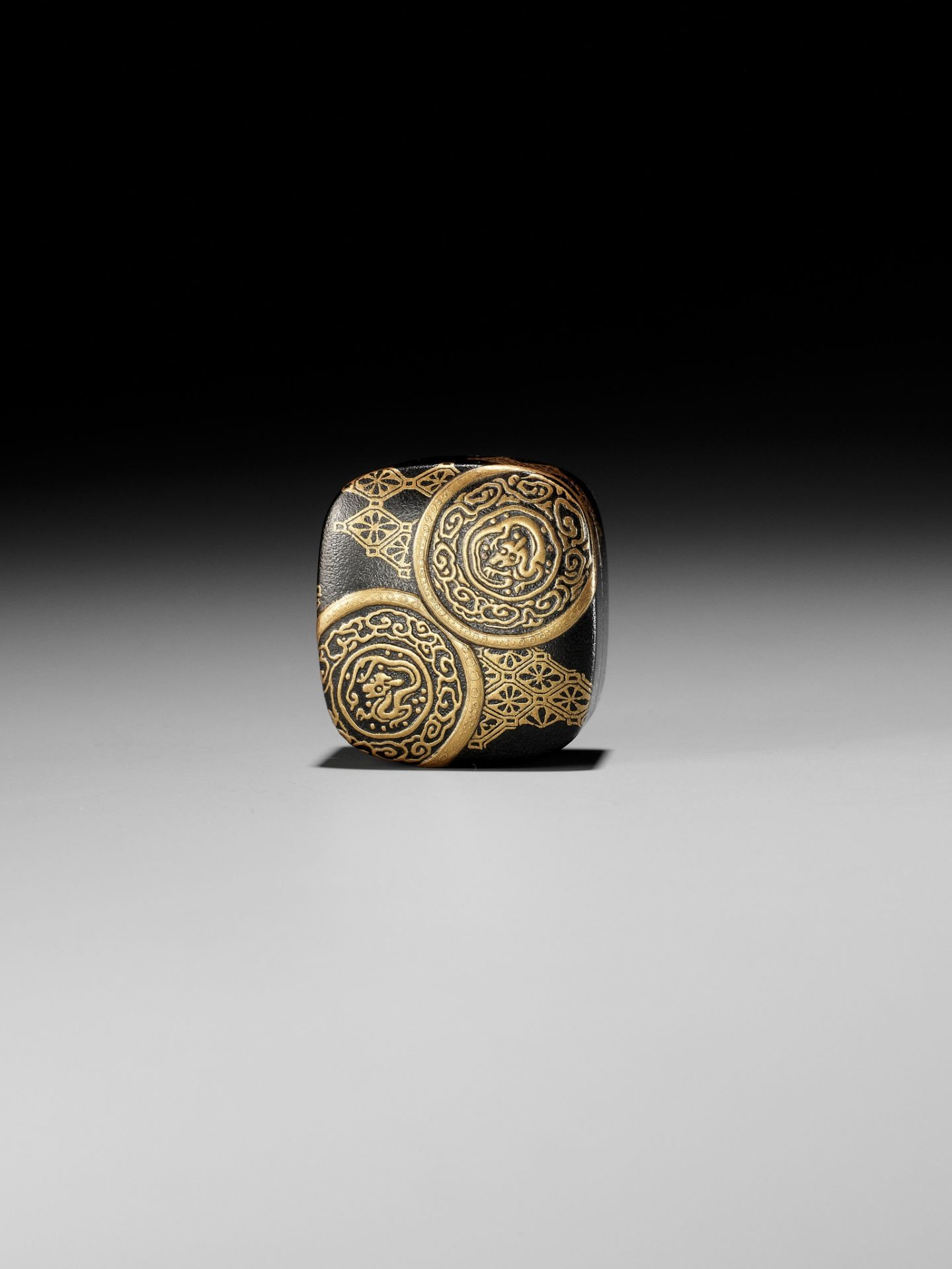 SHIBATA SHINSAI: A FINE AND RARE LACQUER HAKO NETSUKE - Image 3 of 15